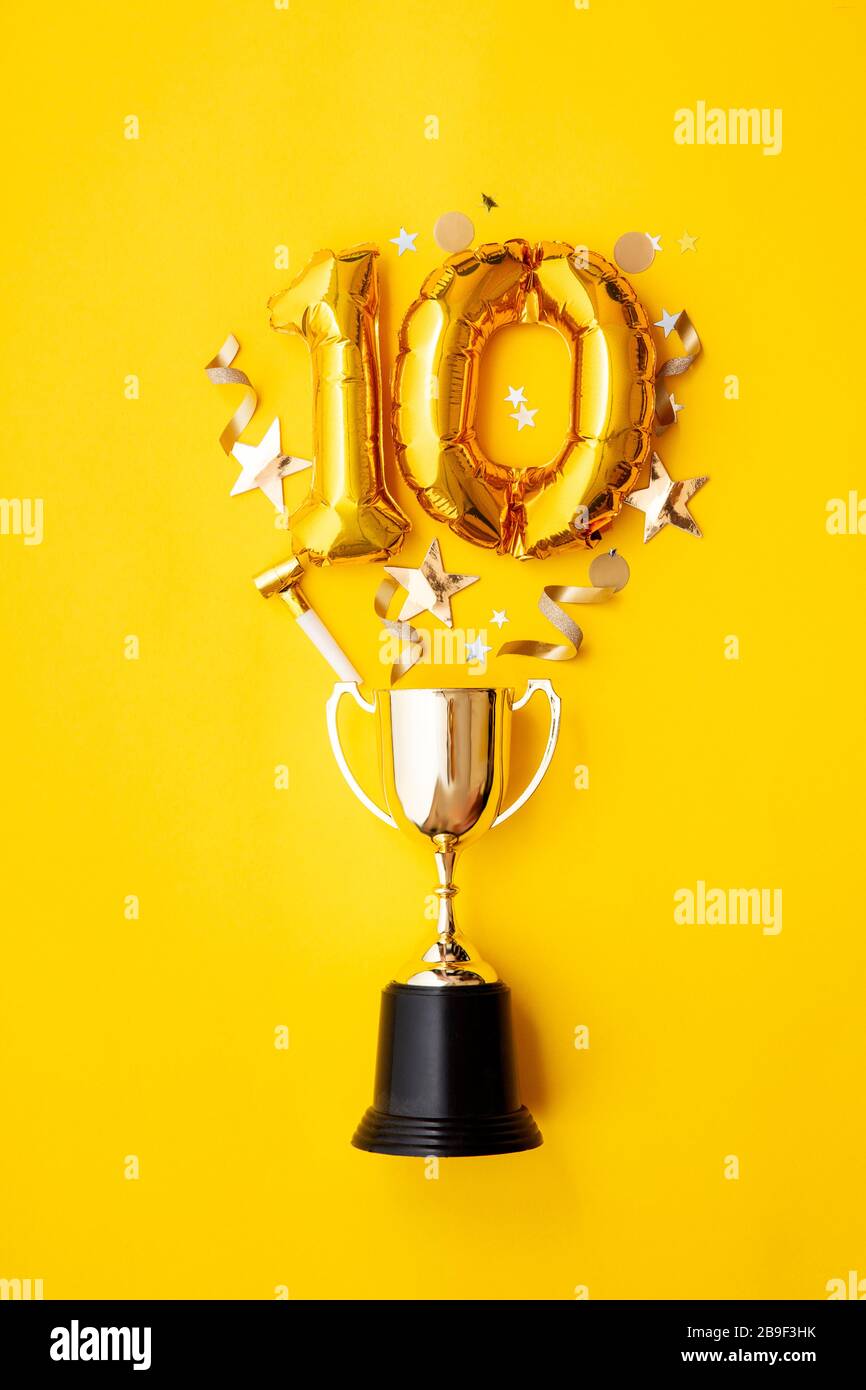 Nummer 10 der goldenen Jubiläumsfeier der Ballon explodiert aus einer Siegertrophäe Stockfoto