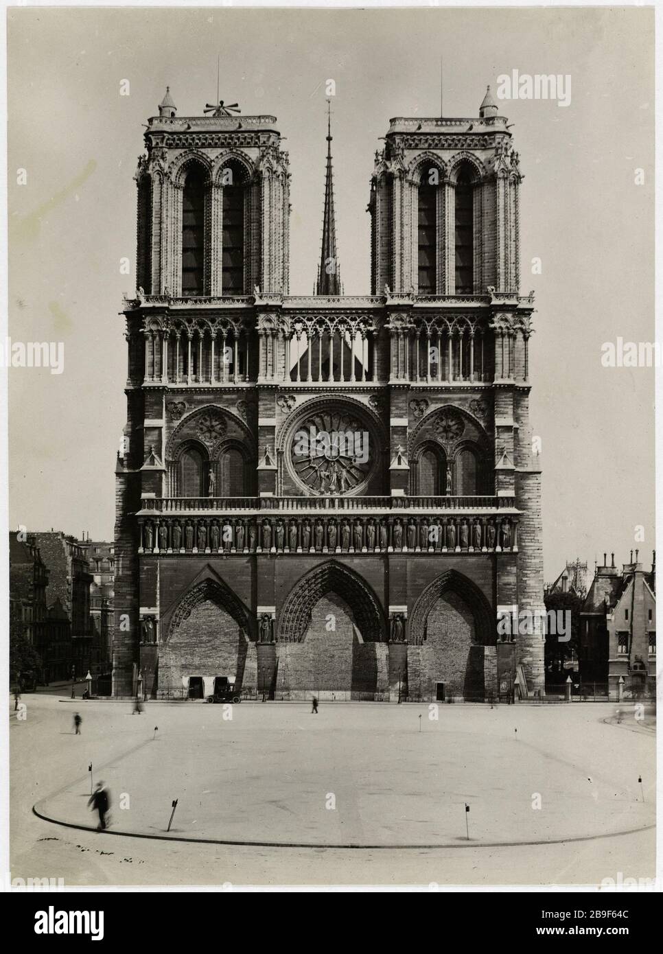 Der Schutz der Denkmäler von Paris während des Weltkriegs Sandsäcke schützen die Portale der Notre-Dame de Paris, 4. Bezirk, Paris La Protection des Monuments de Paris Anhänger la Première guerre mondiales: Sacs de sable protegeant les portails de la cathédrale Notre-Dame de Paris. Paris (IVème arr.), 1918. Photographie de Godefroy Ménanteau. Paris, musée Carnavalet. Stockfoto