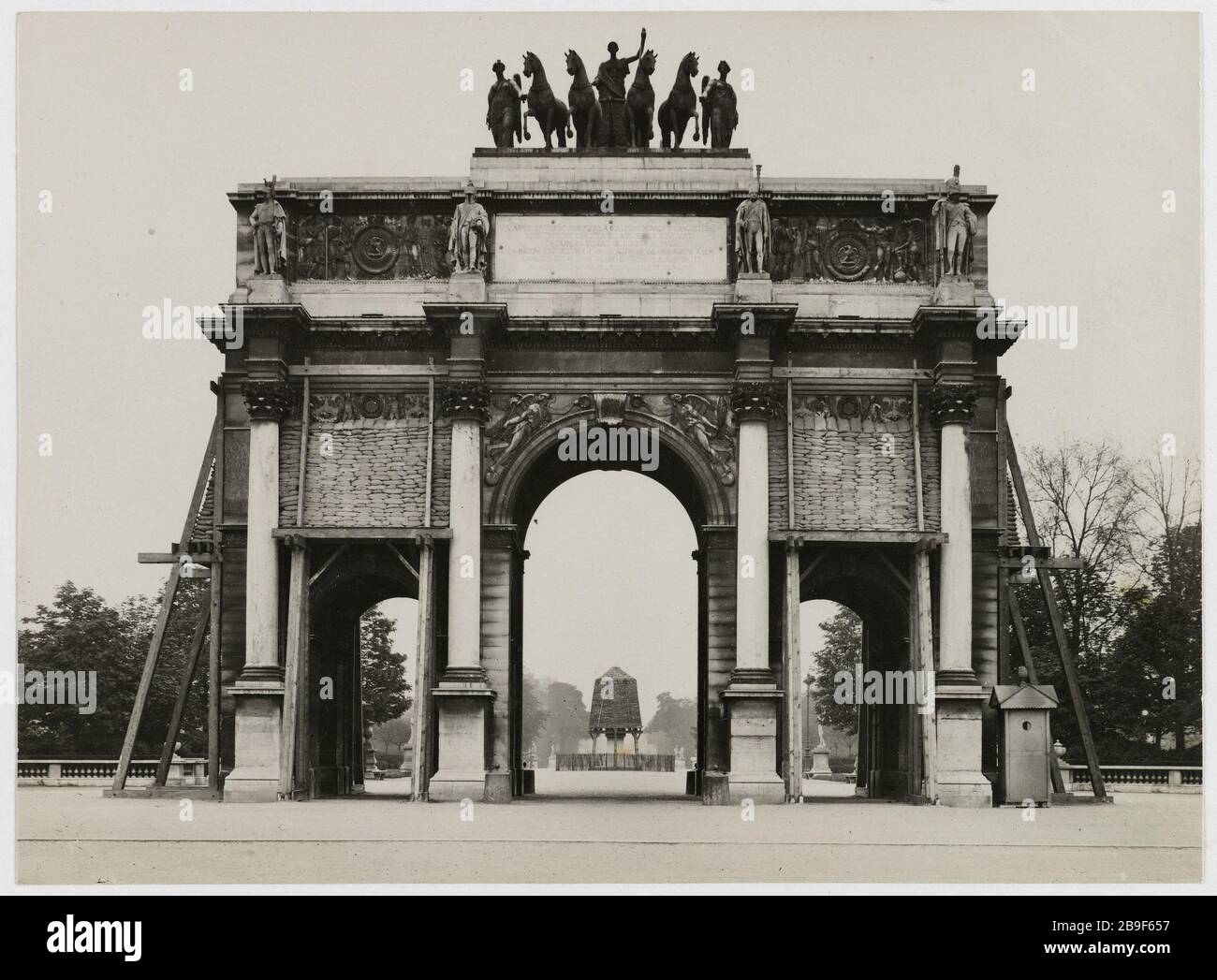 Der Schutz der Denkmäler von Paris während des Weltkriegs Sandsäcke schützen den Arc du Carrousel Triumph. Blick in Richtung Tuileries Gärten, 1. Bezirk, Paris Guerre 1914-1918. La Protection des Monuments de Paris Pendant la Première Guerre mondiale: Sacs de sable protegeant l'Arc de triomphe du Carrousel. Vue Pry en direction des jardins des Tuileries. Paris (Ier arr.), 1914-1918. Photographie de Godefroy Ménanteau. Paris, musée Carnavalet. Stockfoto