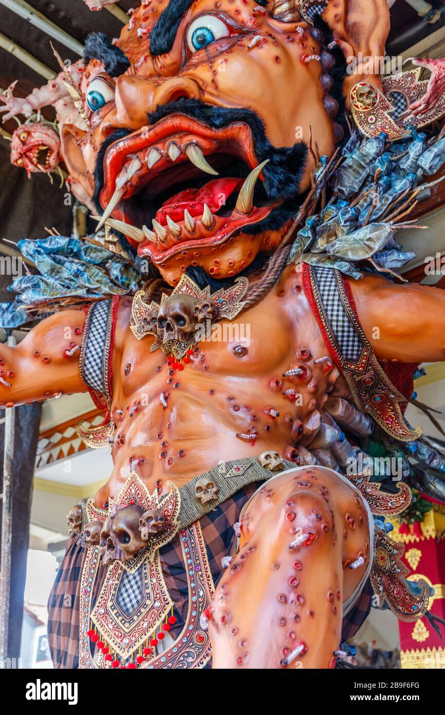 Ogoh-Ogoh, Dämonenstatue für die Ngrupuk-Parade am Vorabend des Nyepi-Tages, balinesisches Hindu-Neujahr. Vertikales Bild. Stockfoto