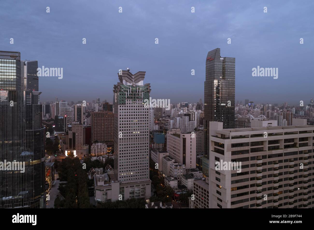 Luftaufnahme von Geschäftsviertel und Stadtbild im Morgengrauen, West Nanjing Road, Jing' an District, Shanghai Stockfoto Luftaufnahme von Geschäftsviertel und Stadtbild im Morgengrauen, West Nanjing Road, Jing' an District, Shanghai Stockfoto
