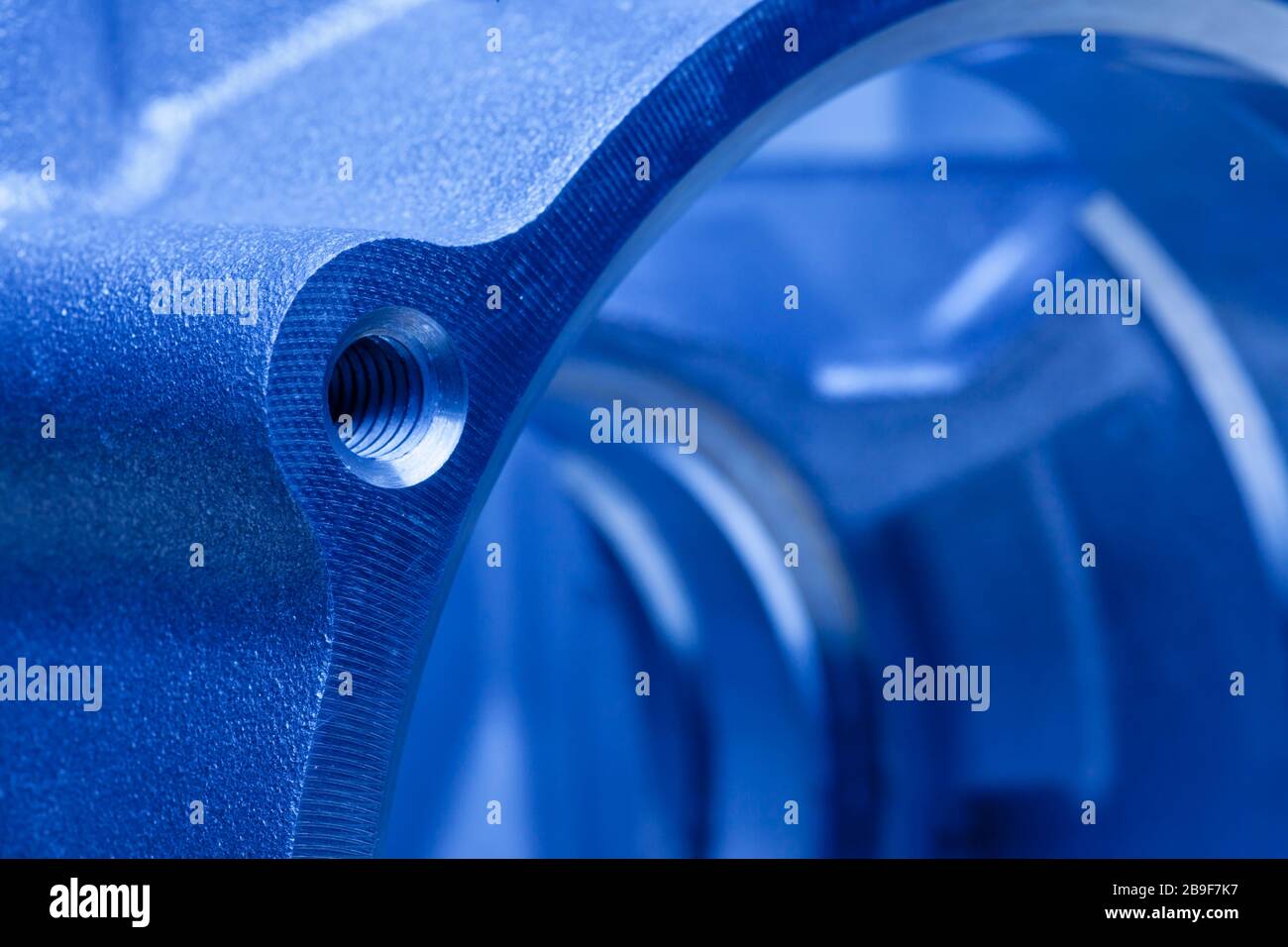 Detail eines Ersatzteils für einen Motor oder einen Motor oder ein Auto - selektiver Fokus - blaues Bild Stockfoto