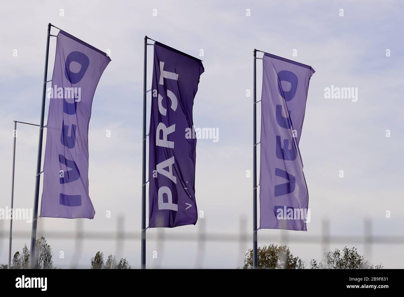 Bordeaux, Aquitanien/Frankreich - 11 30 2019: iveco Trucks parot Händlerschild Logo Shop van Bus Store Marke hergestellt Stockfoto