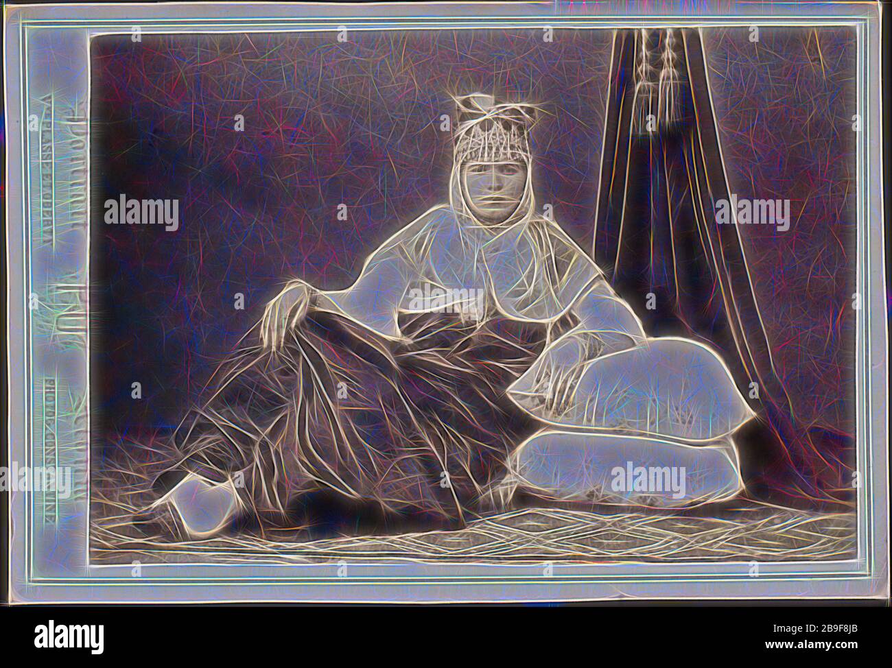 Algerische Frau auf dem Boden mit Arm auf Kissen, Städten und Standorten Kabinettskartensammlung, Veuve Plasse et Oberty, Albumen, nach dem Jahr 1867, Portrait Album PO VVE Plasse et Oberty, Photog. Konstantin - gedruckt auf der Umfassung. Photographie VVE Plasse et Oberty. Konstantin, (Algérie). Ausstellung Universelle Paris ment. Ehre, das von Gibon neu erstelltes, warmes, fröhliches Leuchten von Helligkeit und Lichtstrahlen. Klassische Kunst mit moderner Note neu erfunden. Fotografie, inspiriert vom Futurismus, die dynamische Energie moderner Technologie, Bewegung, Geschwindigkeit und Kultur revolutionieren Stockfoto
