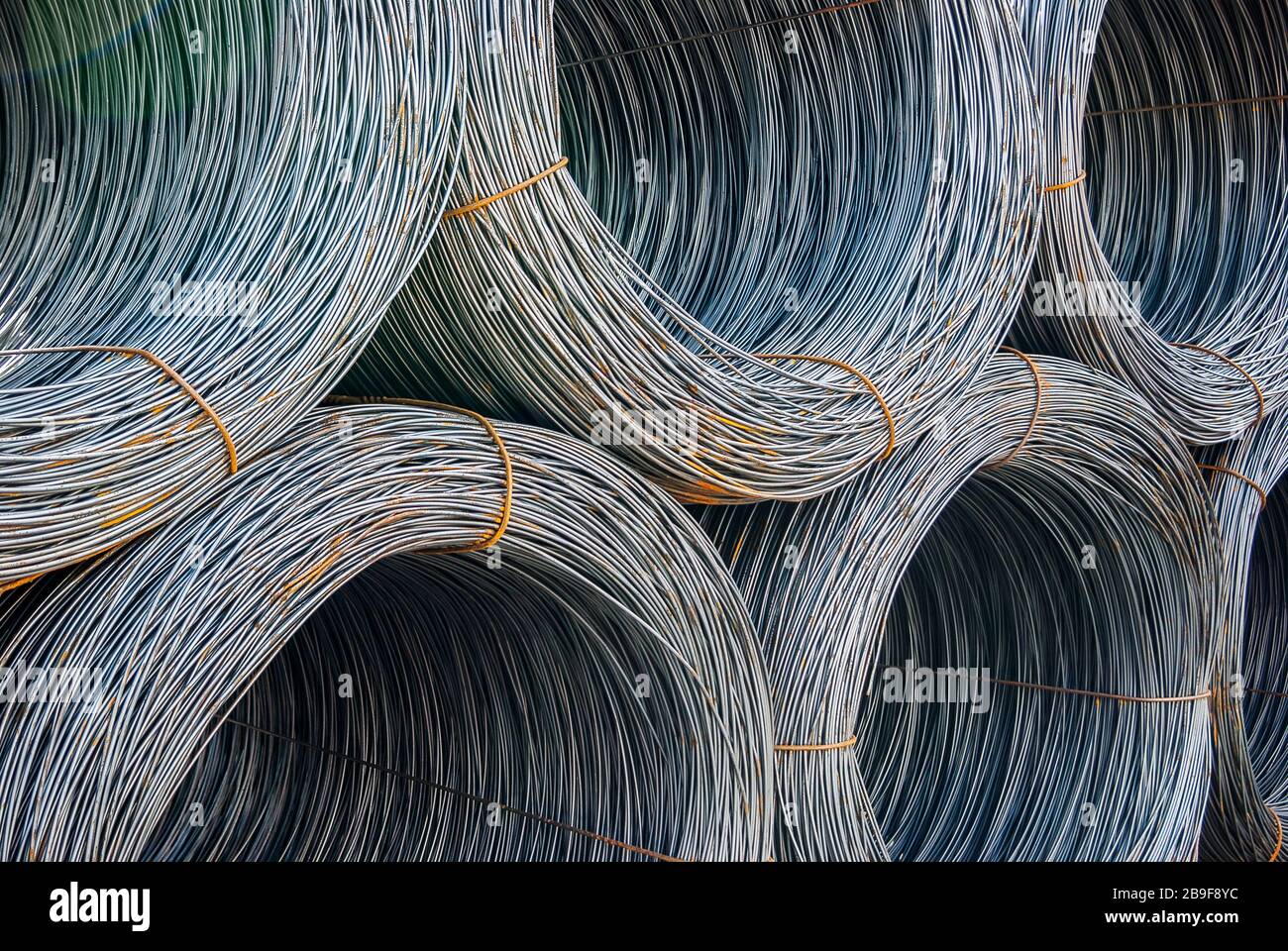 Rundstahl in Ringen im Material mit mehreren Ringen gestapelt, selektiv fokussiert, Rundstahl in Ringen im Materiallager mehrere Ringe gestapelt, sel Stockfoto