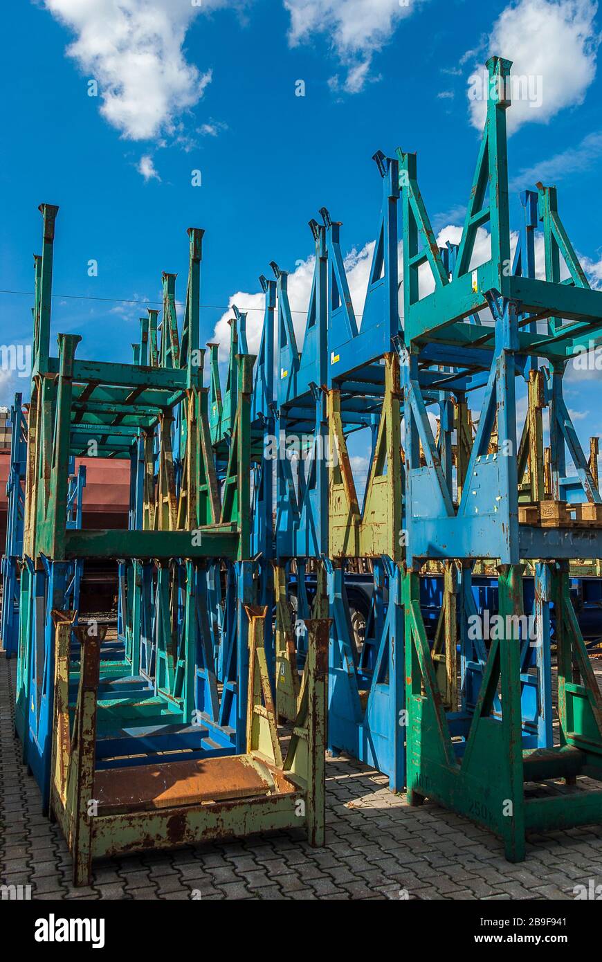 Viele Transporte für Rollen, die in mehreren Reihen mit Sonnenschein und kleinen Quellwolken gestapelt sind, wie Transportgestelle für Rollen in Mehreren R Stockfoto
