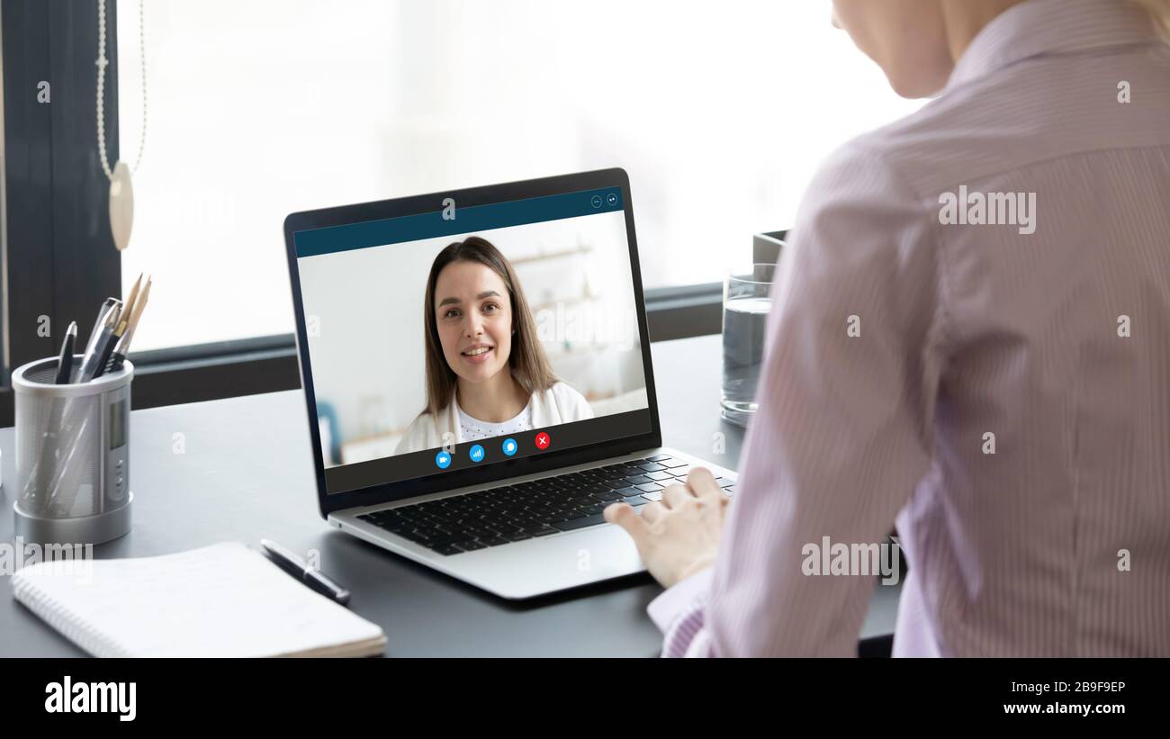 Frau Worker hat Online-Beratung per Videoanruf Stockfoto