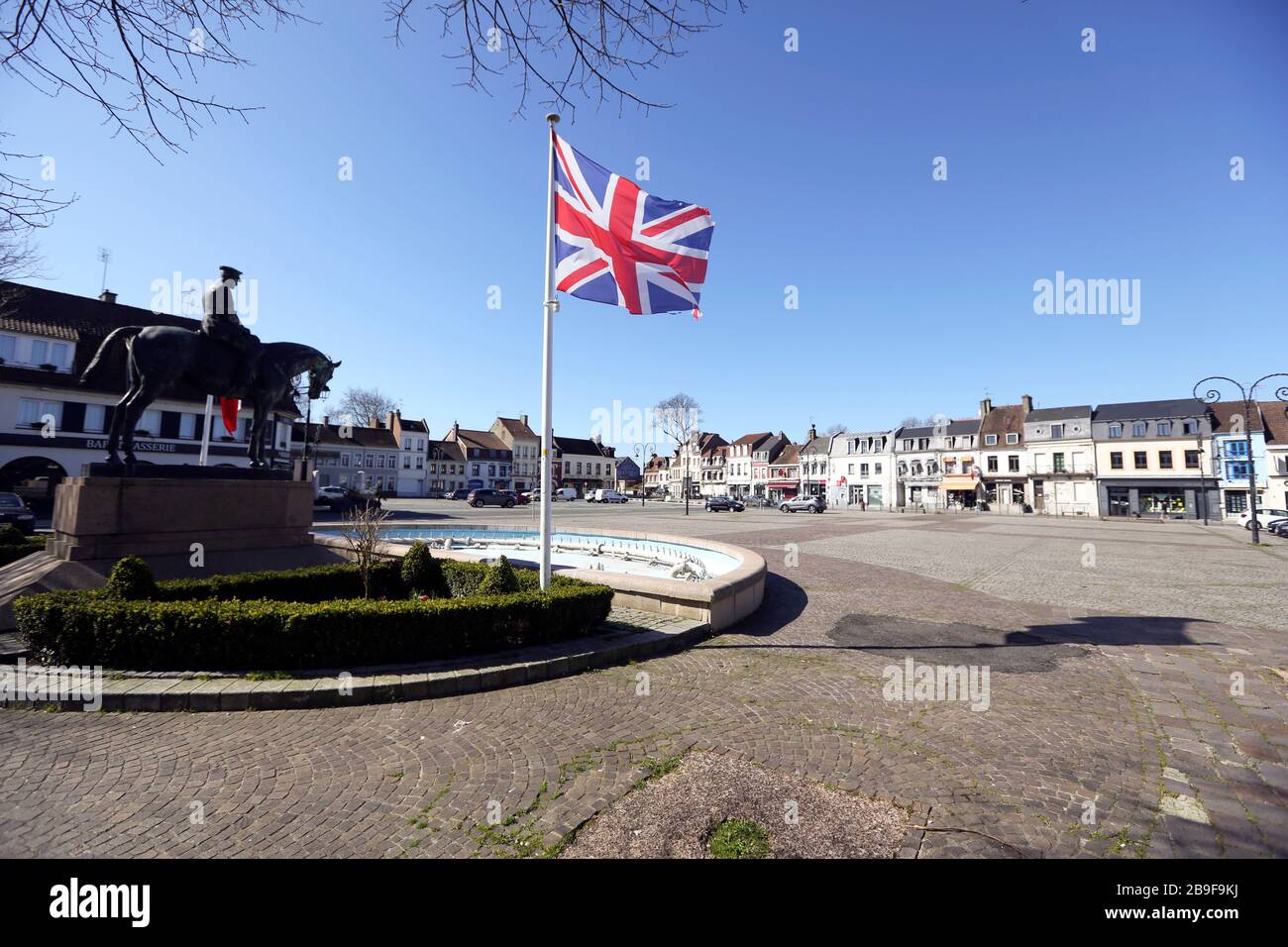 März 2020. Montreuil sur Mer, Pas de Calais, Frankreich. Coronavirus - COVID-19 in Nordfrankreich. Eine Statue von Field-Marschall Sir Douglas Haig sieht aus Stockfoto