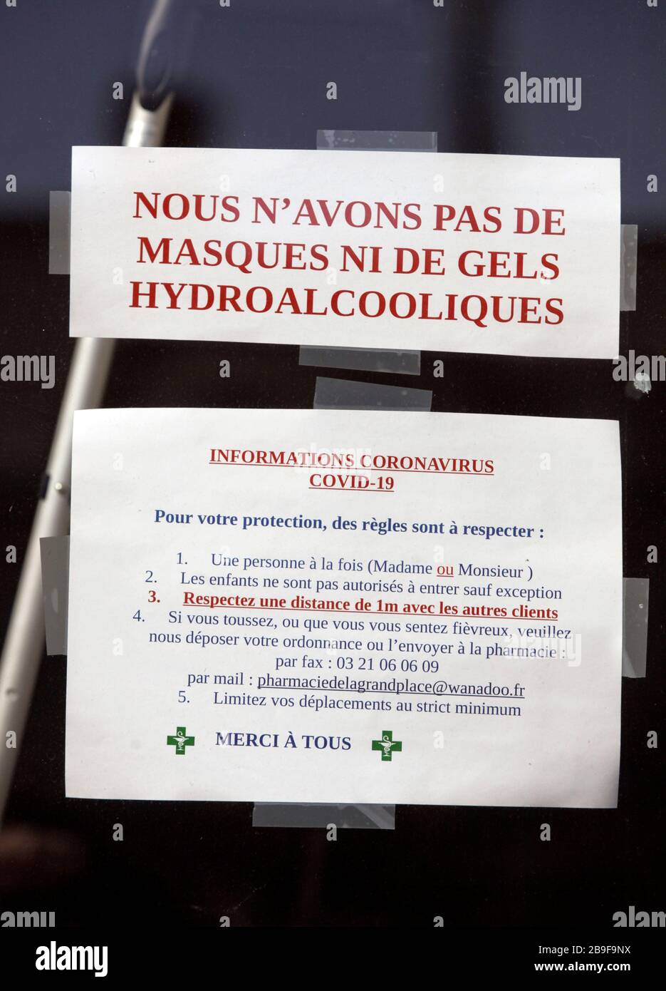 März 2020. Montreuil sur Mer, Pas de Calais, Frankreich. Coronavirus - COVID-19 in Nordfrankreich. Schilder in den Schaufenstern zeigen an, dass es sich um Geschäfte handelt Stockfoto