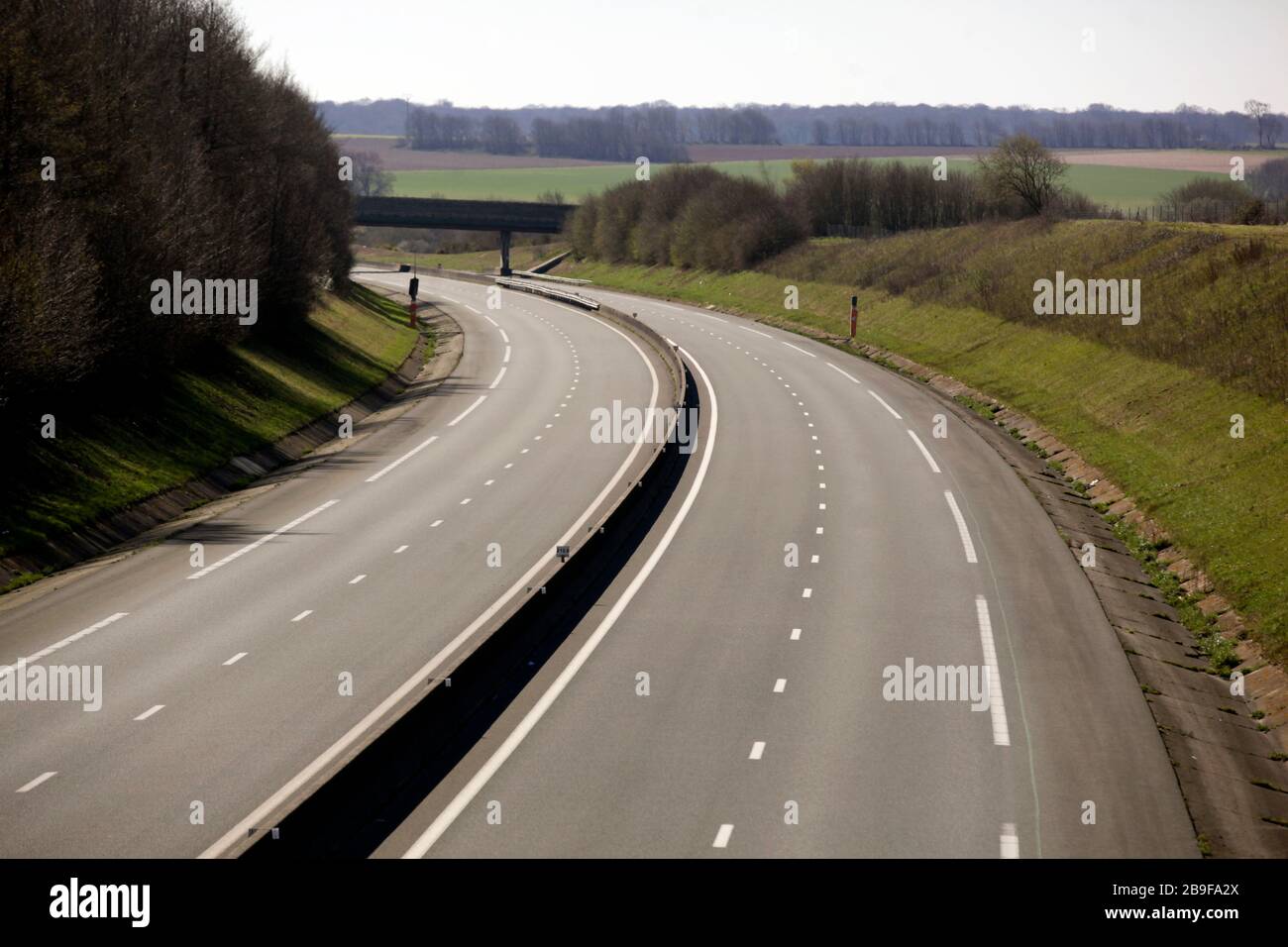 März 2020. In der Nähe von Montreuil sur Mer, Pas de Calais, Frankreich. Coronavirus - COVID-19 in Nordfrankreich. Die normalerweise befahrene AUTOBAHN A16 von Cal aus Stockfoto