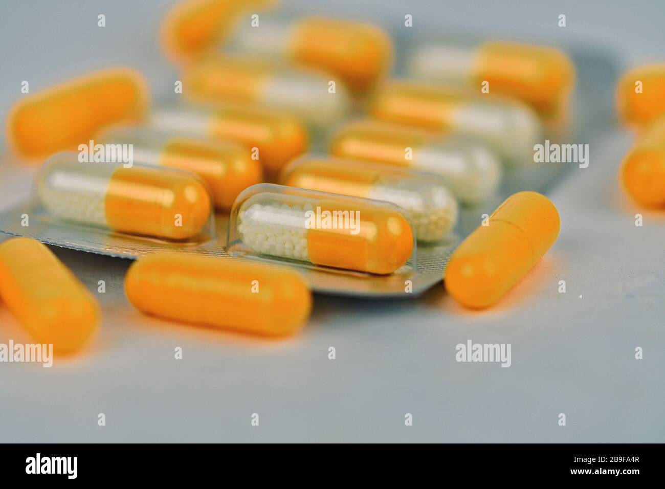 Verschiedene pharmazeutische Arzneipillen und Kapseln. Hintergrund der Pillen. Haufen verschiedener Medizinstabletten und Pillen in verschiedenen Farben auf Weiß B. Stockfoto