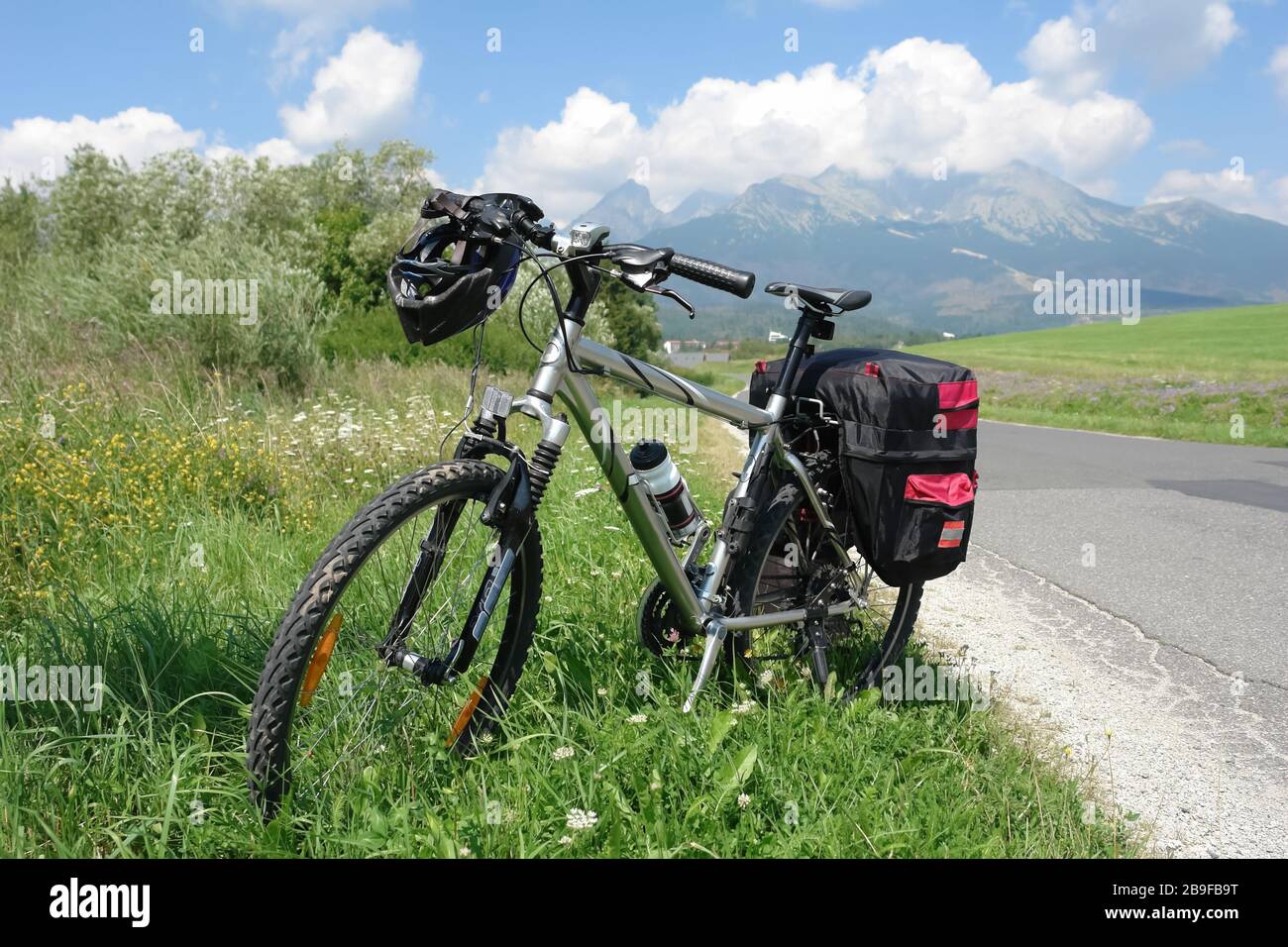 Mit dem Fahrrad, der Straße und dem Panoramablick auf die Berge in der hohen Tatra, Slowakei. Stockfoto