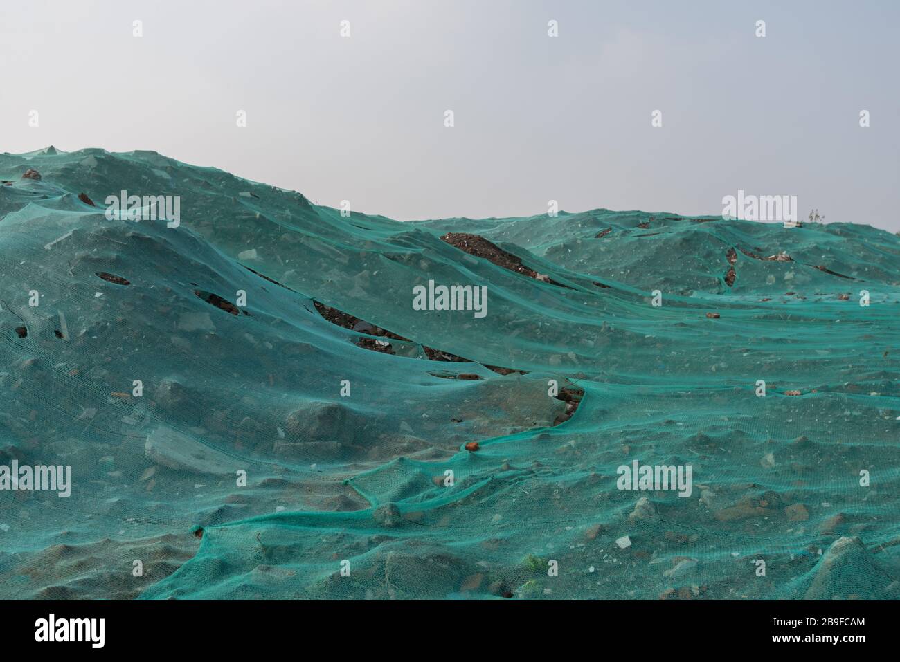 Grünes staubdichtes Netz in einer Baustelle Stockfoto