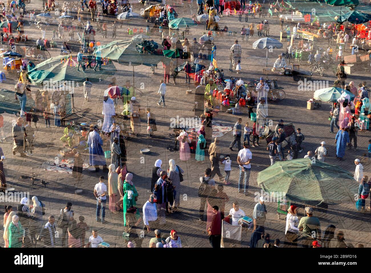 Geschäftige Szene mit vielen Menschen, die auf dem berühmten Djemaa el Fna Platz (Einheimische und Touristen) laufen und stehen, 6. November 2017, Marrakesch, Marokko. Tun Stockfoto