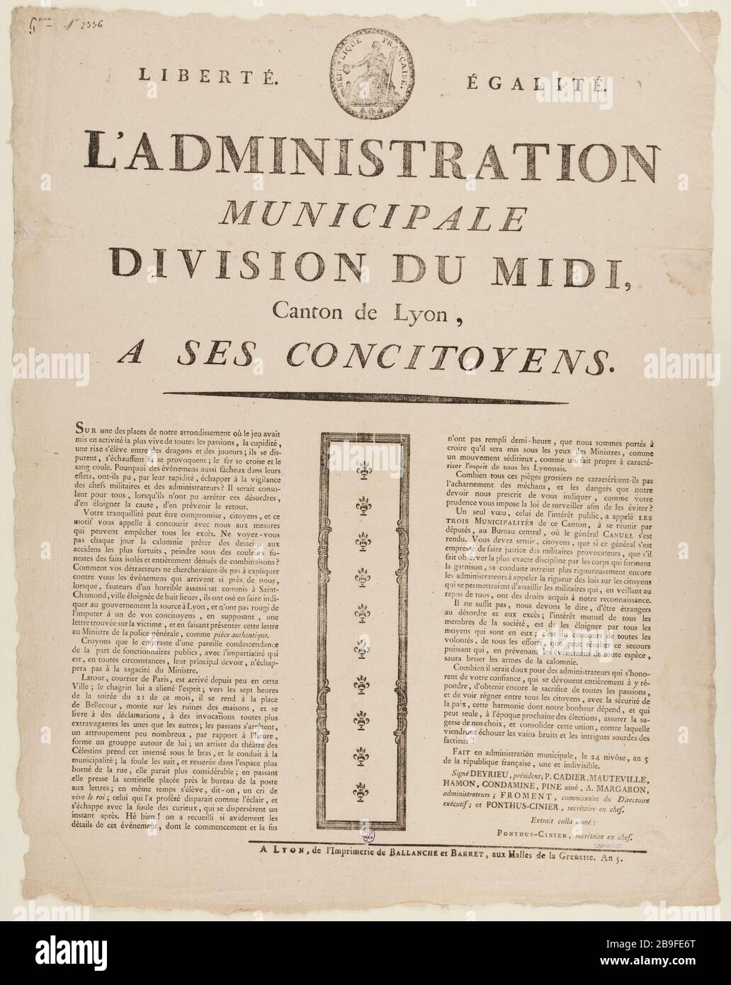 KOMMUNALE REGIERUNGSABTEILUNG MITTAGESSEN LYON.UNE RIXE BETRÄGE. Anonyme. "L'Administration munso, Division du MIDI, Canton de Lyon. Une rixe s'élève." Gravure sur bois/Typographie, 1796. Paris, musée Carnavalet. Stockfoto