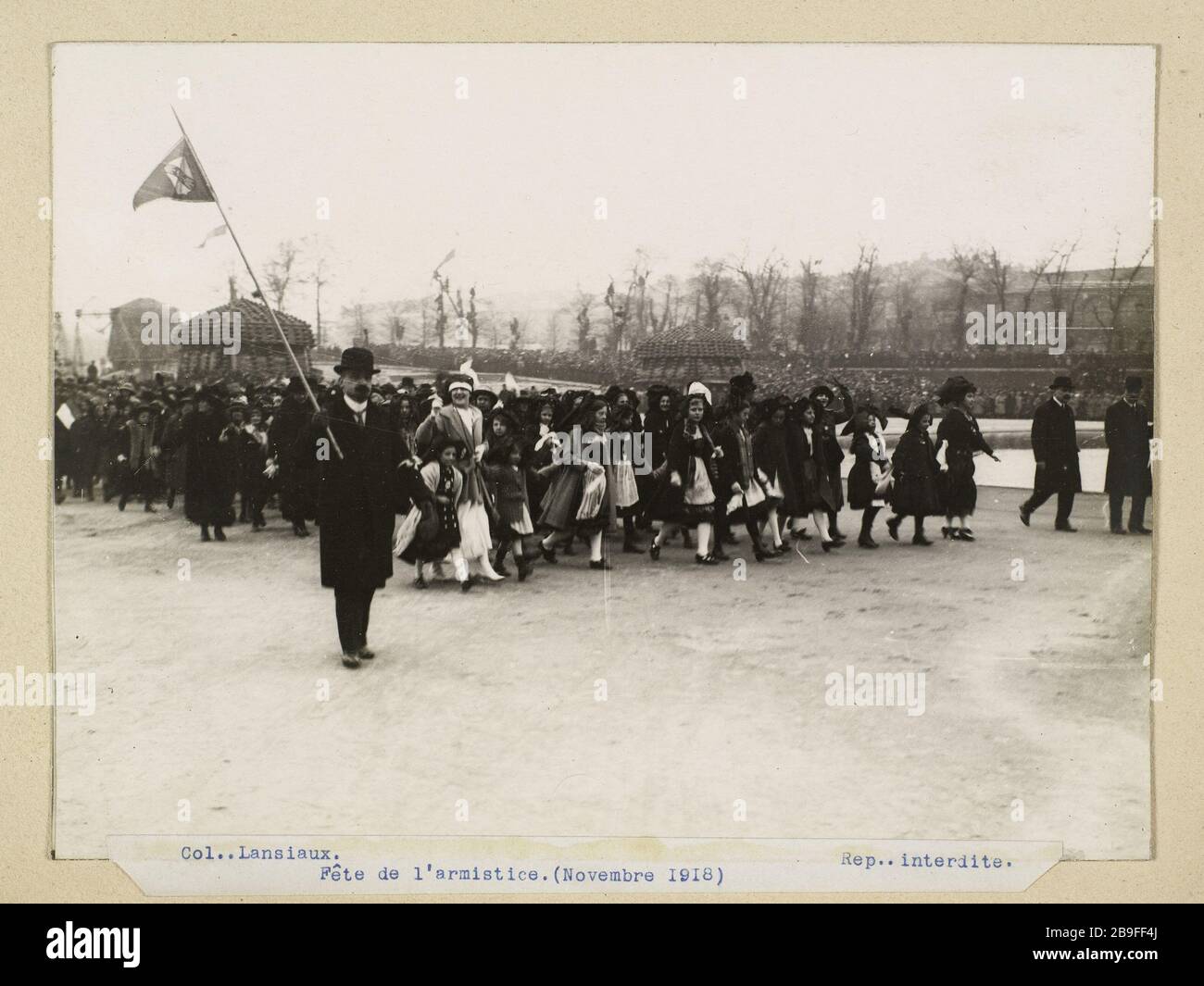 Tag des Waffenstillstands. (November 1918) Guerre 1914-1918. "Fête de l'Waffenstillstand." Défilé d'enfants, lors de la fête de l'armistice de novembre 1918, jardin des Tuileries. Paris (VIIe arr). Photographie de Charles Lansiaux (1855-1939). Paris, musée Carnavalet. Stockfoto