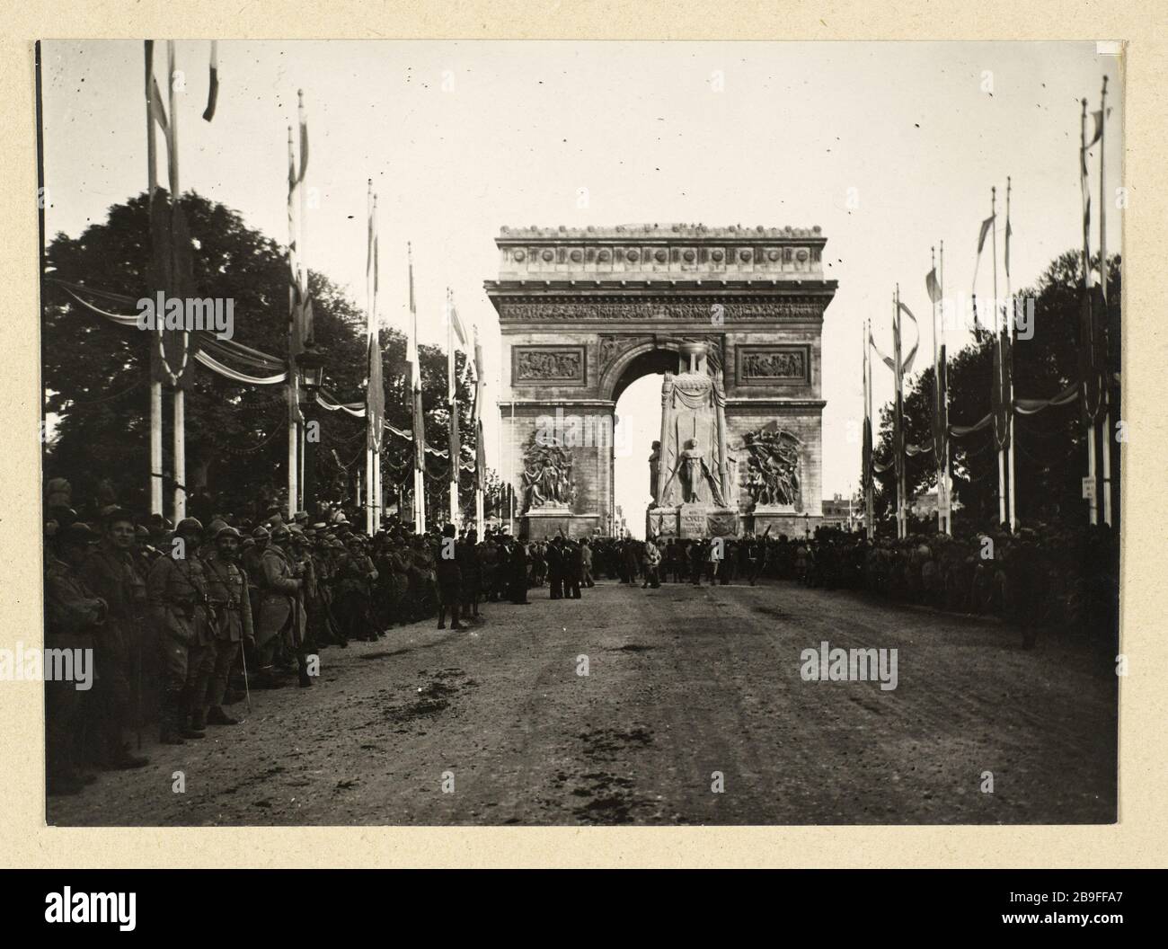 Cenotaph, das Denkmal, das zur Erinnerung an die Toten des großen Krieges in der Nähe des Triumphbogens, Place de l'Etoile, 8. Bezirk, Paris Guerre 1914-1918 errichtet wurde. "Cénotaphe, Monument élevé à la mémoire des morts de la grande guerre près de l'Arc de Triomphe, Place de l'Etoile. Paris (VIIe arr.). Défilé du 14 juillet, im Jahr 1920, Avenue des Champs-Elysées. Photographie de Charles Lansiaux (1855-1939). Paris, musée Carnavalet. Stockfoto