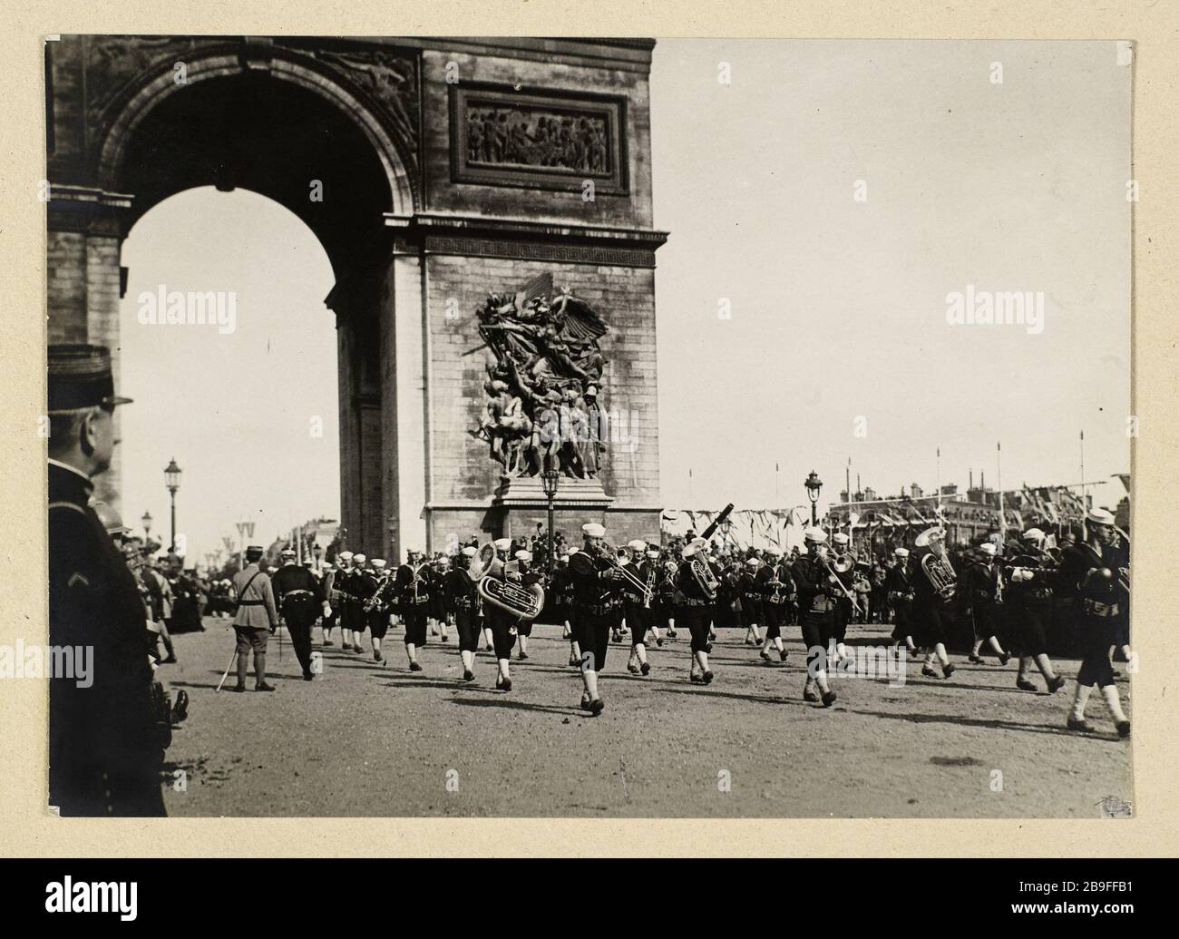 Parade vom 14. Juli 1919, Orchestertrupps von US-Marineinfanteristen, Champs Elyees, Arc de Triomphe, 8. Pariser Bezirk. Großer Krieg, Erster Weltkrieg 1914-1918. Musikinstrumente Guerre 1914-1918. "DÉFILÉ du 14 juillet", "orchestre des troupes de Marineinfanteristen américaines" (US Marine Corps), "Avenue des Champs-Elysées", "Place de l'Etoile". Paris (VIIe arr.). Photographie de Charles Lansiaux (1855-1939). Paris, musée Carnavalet. Stockfoto