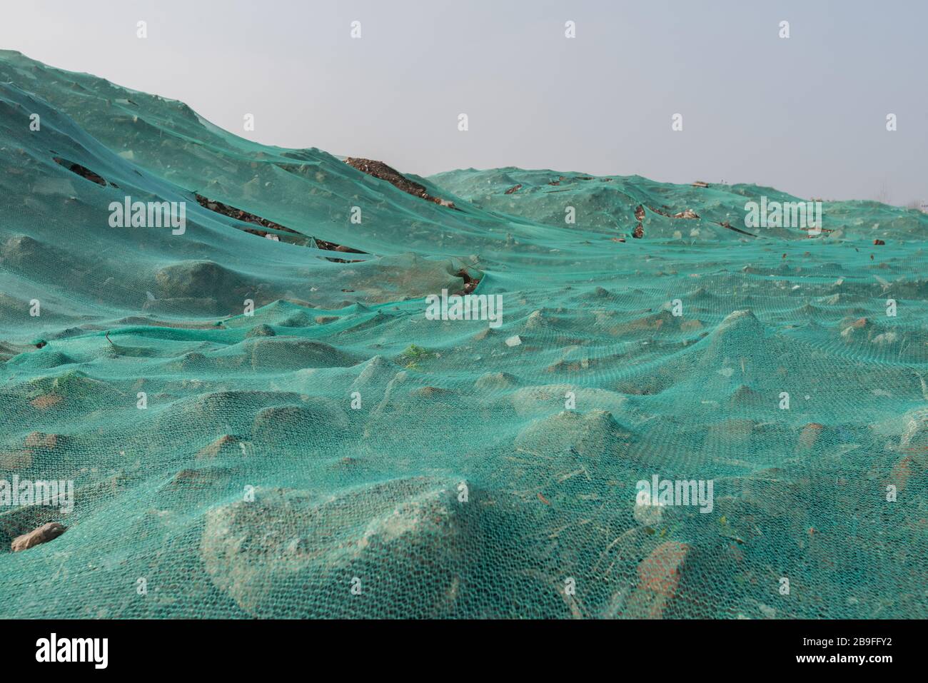 Grünes staubdichtes Netz in einer Baustelle Stockfoto
