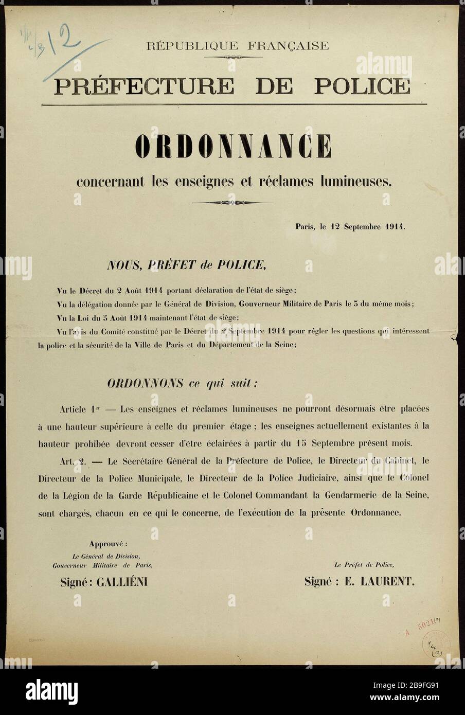 FRANZÖSISCHE REPUBLIK, PRÄFEKTUR POLIZEIBEFEHL auf Schildern und Plakaten hell. Paris, 12. September 1914. Guerre 1914-1918. Affiche politique. Ordonnance du 12 décembre 1914 concernant les enseignes et Réclames lumineuses. Anonyme. Typographie, 1914. Paris, musée Carnavalet. Anonyme. République française, Préfecture de police. Ordonnance concernant les enseignes et Réclumes lumineuses. Paris, le 12 Septembre 1914. Typographie. 1914. Paris, musée Carnavalet. Stockfoto