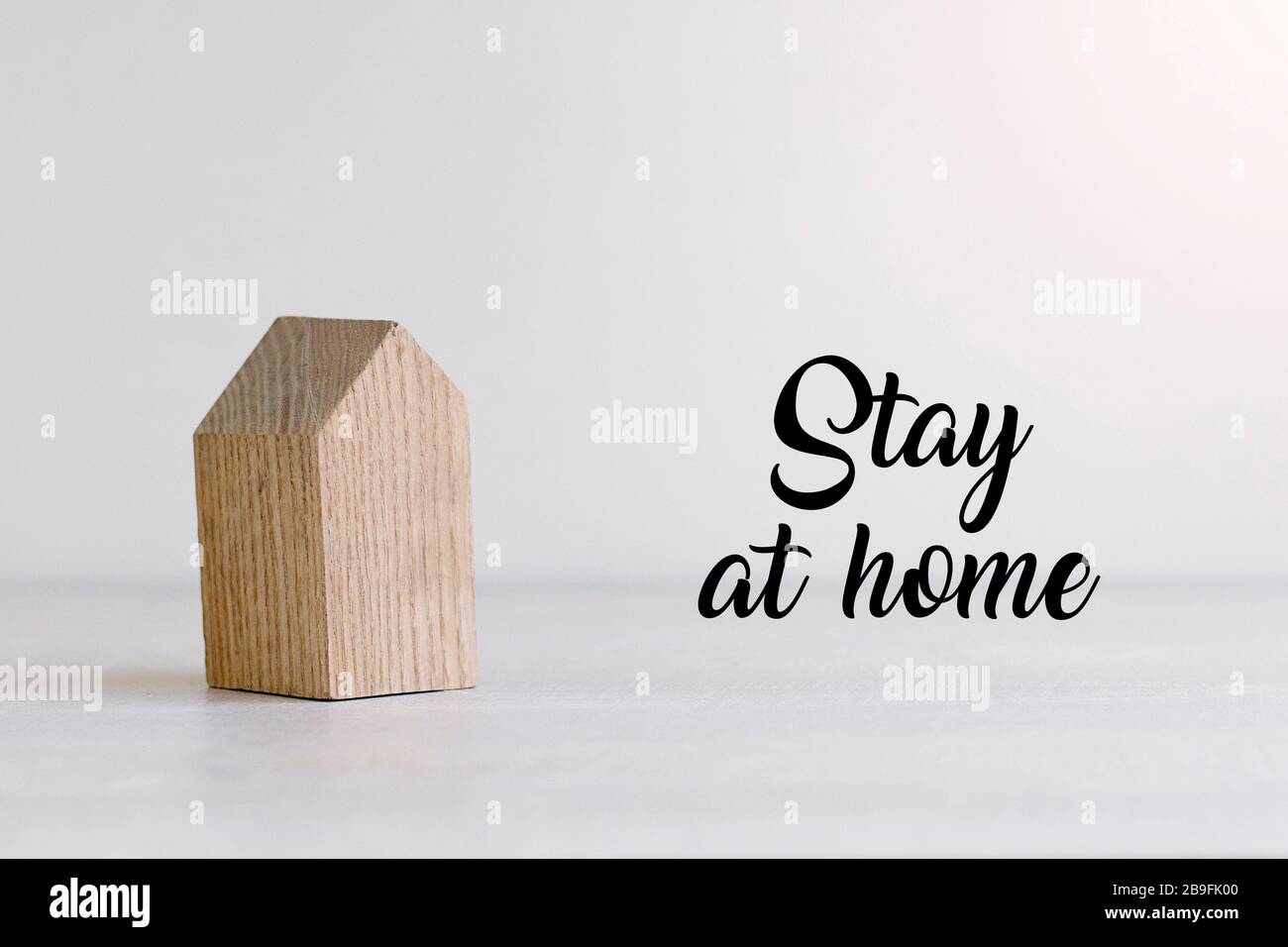 Kleines Spielzeughaus Aus Holz Auf Weissem Pastellgrund Mit Worten Bleibt Zu Hause Quarantanekonzept Stockfotografie Alamy