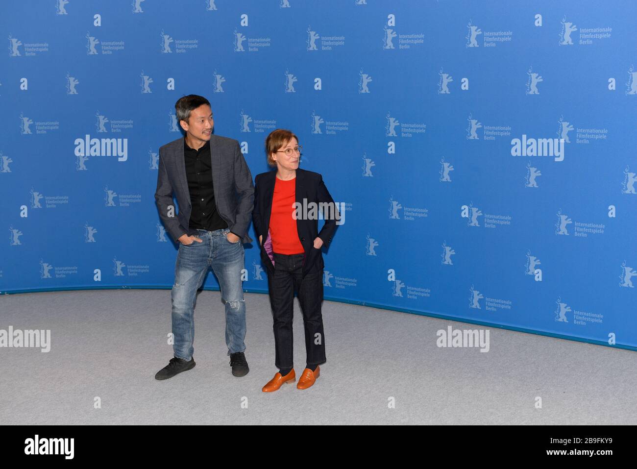 Februar 2020 Orion Lee und Regisseur Kelly Reichardt posieren auf der "ersten Kuh-Fotocall während des 70. Internationalen Filmfestivals 2020" der Berlinale. Stockfoto