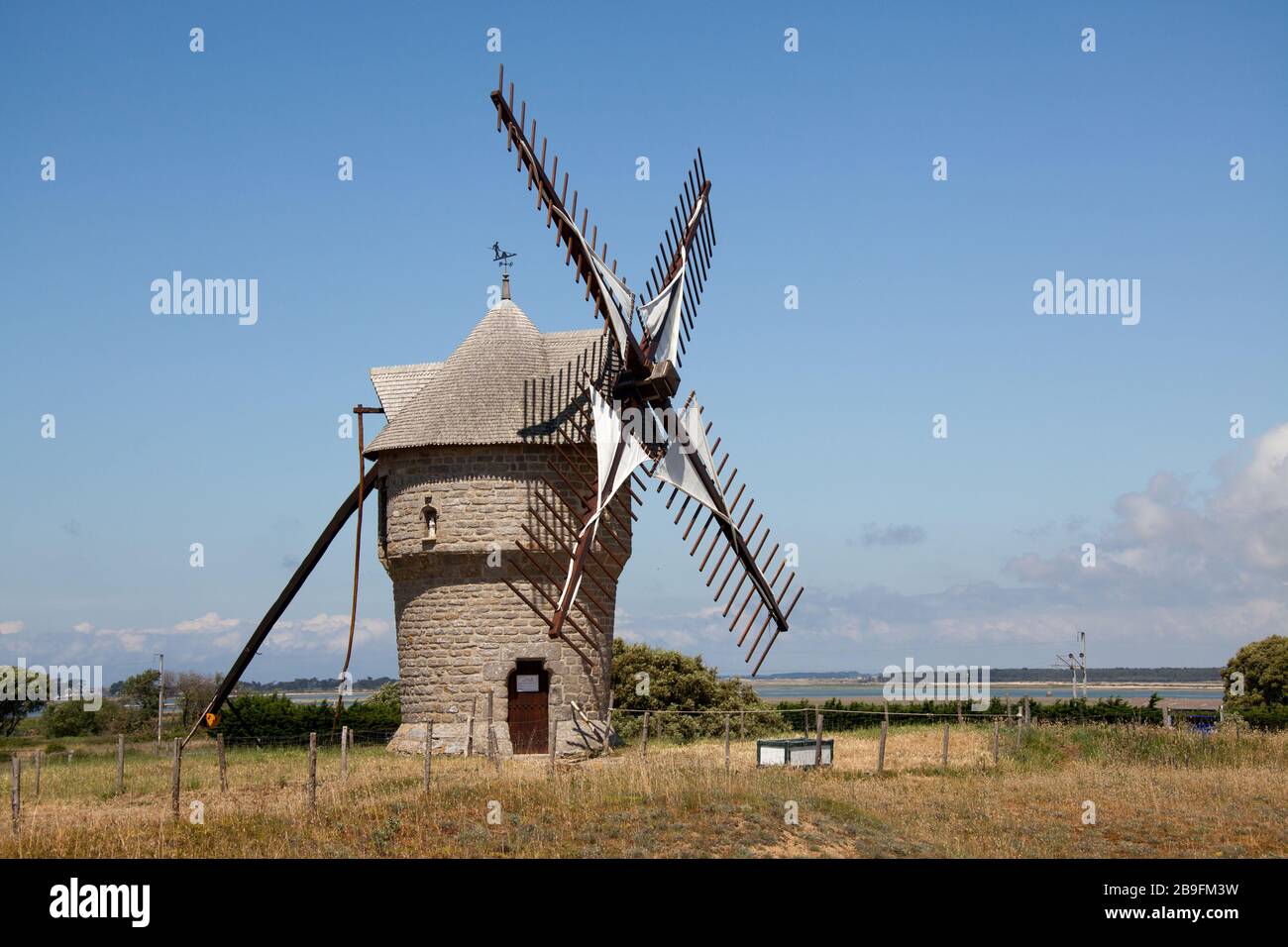 Batz-sur-Mer, Frankreich. Malerische Ansicht des 16. Jahrhunderts Moulin de la Falaise (Mühle der Klippe), auf der Halbinsel Guérande in Batz-sur-Mer. Stockfoto