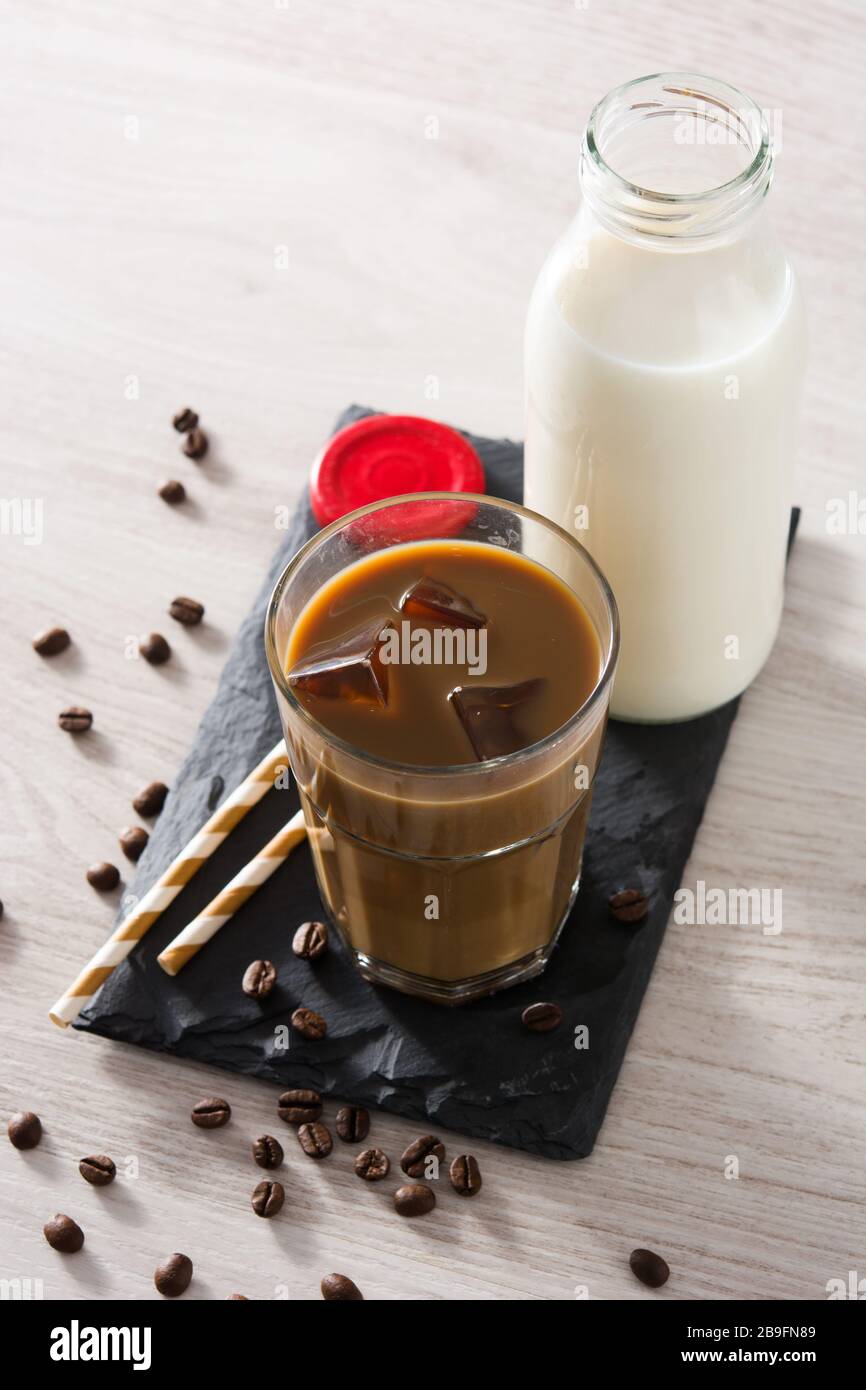 Eiskaffee oder Kaffe Latte in einem hohen Glas auf Holztisch Stockfoto