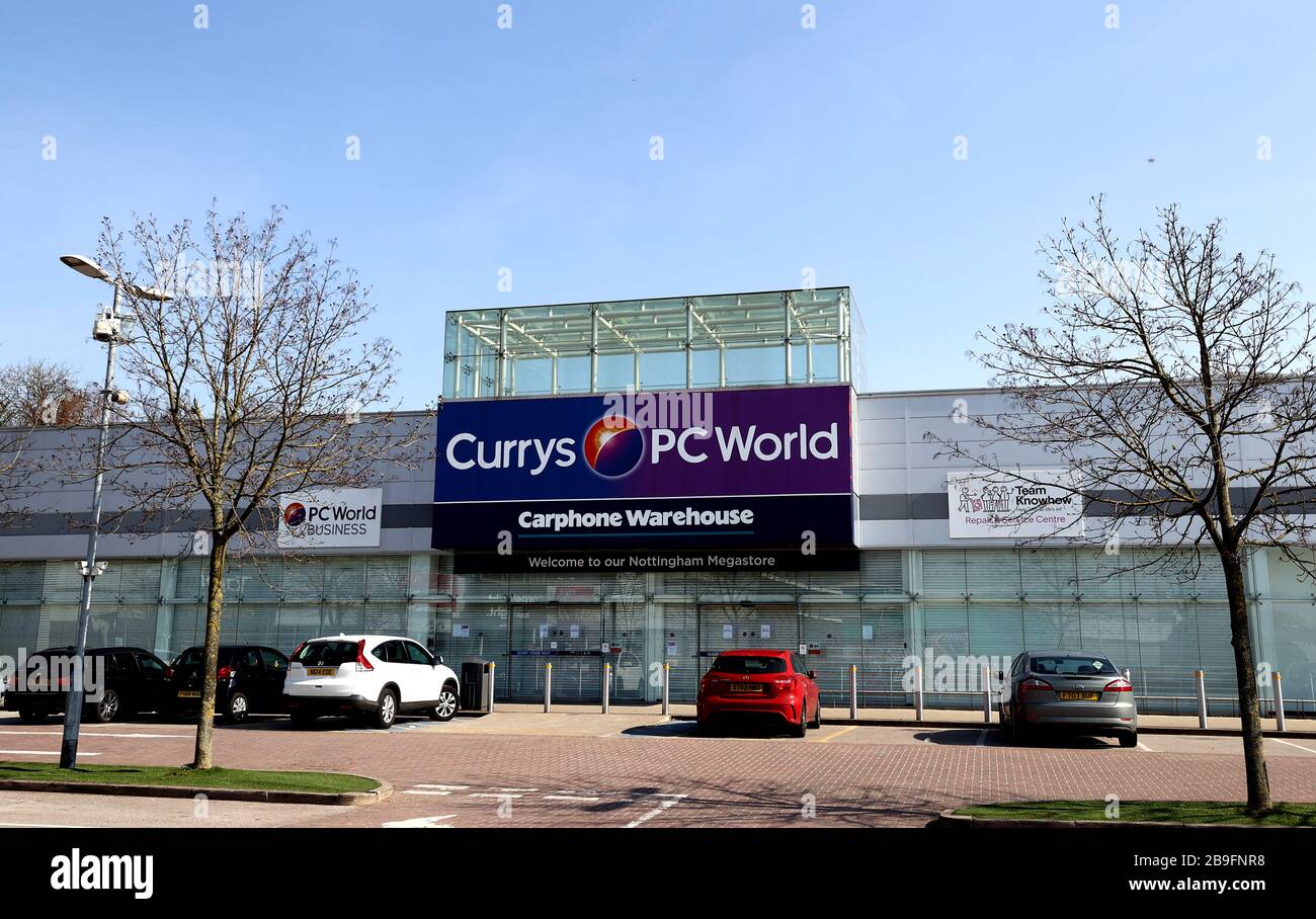 Eine Currys PC World in Nottingham am Tag, nachdem Premierminister Boris Johnson das Vereinigte Königreich in Sperrstellung versetzt hatte, um die Ausbreitung des Coronavirus einzudämmen, das Geschäfte zwingt, die nicht essentielle Waren verkaufen, zu schließen. Stockfoto