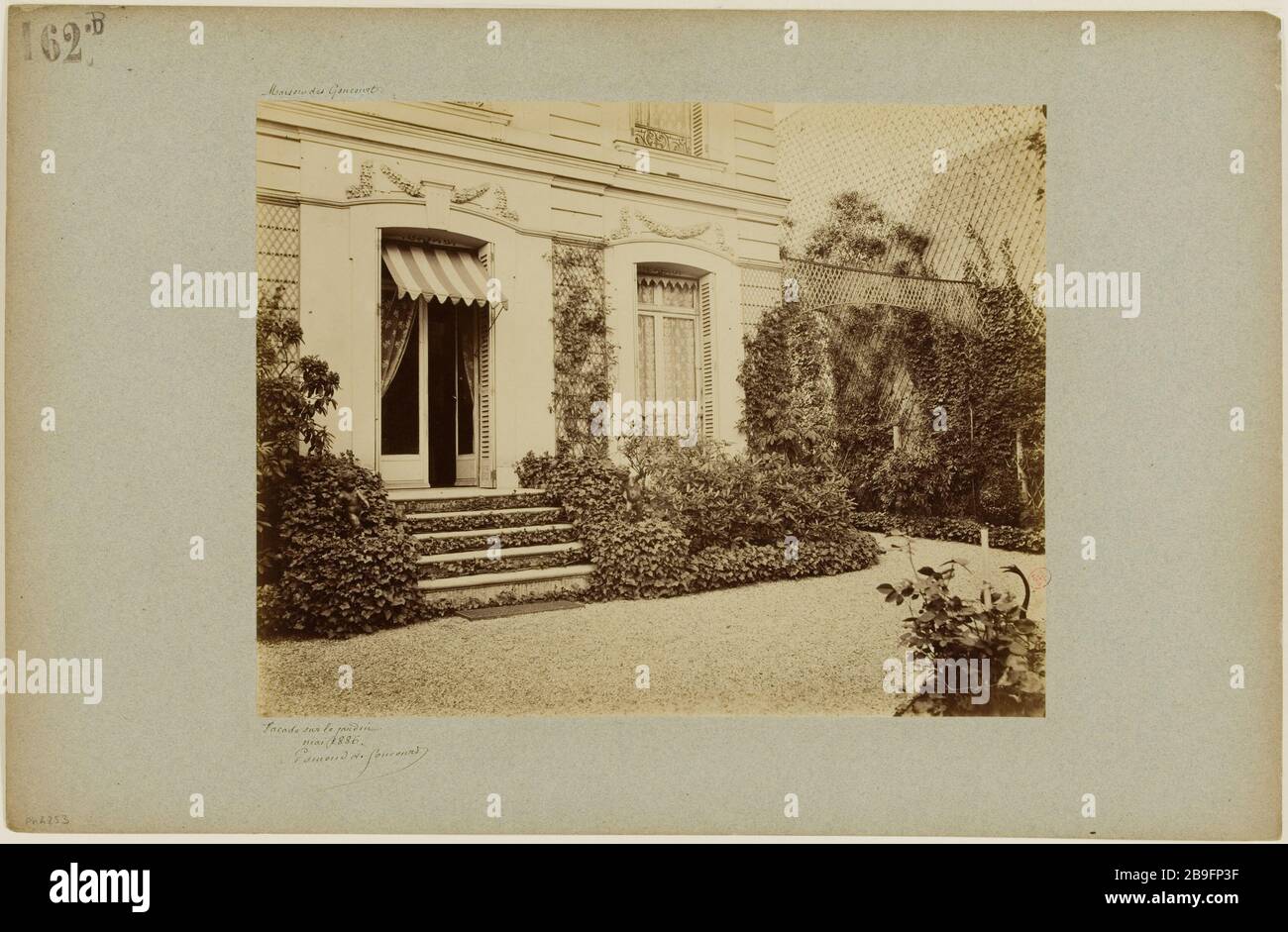 HAUS GONCOURT, 53 BOULEVARD MONTMORENCY AM GARTEN, 16. BEZIRK Maison des Goncourt, 53 Boulevard Montmorency, façade sur le jardin. Paris, XVIème arr., Mai 1886. Photographie de Ferdinand Lochard. Paris, musée Carnavalet. Stockfoto