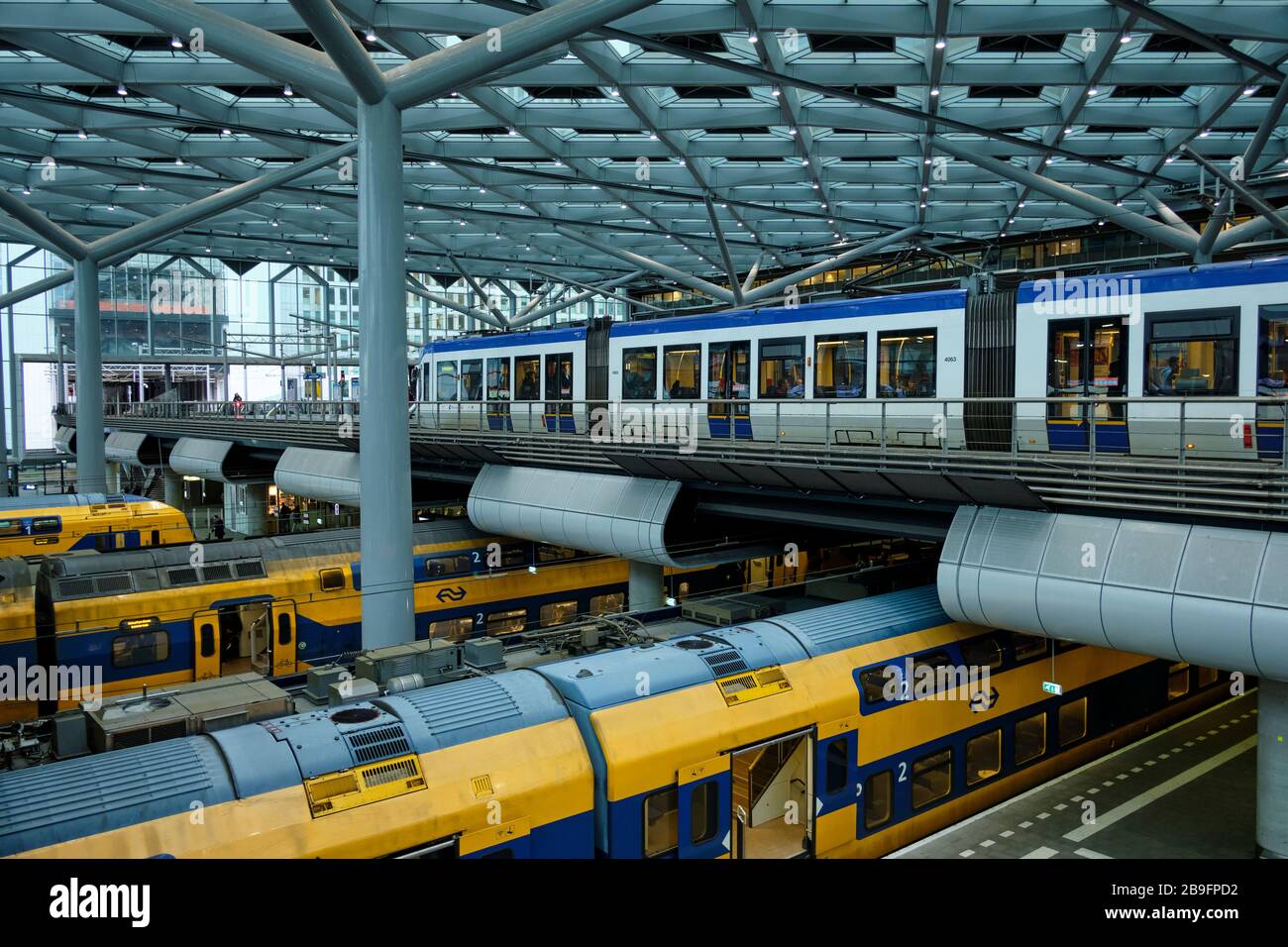 Züge und Straßenbahn im Hauptbahnhof von den Haag Stockfoto