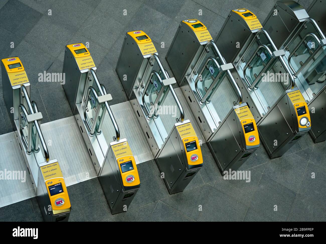 Zugang zu den Toren, wo Sie Ihre Karte scannen können, um zu den öffentlichen Verkehrsmitteln zu gelangen. Stockfoto