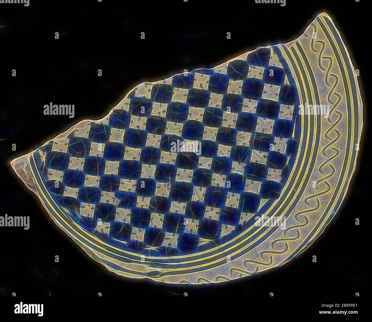 Fragment Majolikaplatte, blau auf weiß, Schachbrötchendekor, Wellenkante, Plattengehölzhalter Boden finden keramische Steingutglasur, handgedrehte gebackene glasierte verzierte gebackene Seelenfragment auf breitem Standring. Orangefarbener Schard unten graugrün Bleiglasur oben Schachbrettdekor um ihn herum kreist und Band mit Wellenlinien Blau auf weißem Hintergrund. Die verzehrbare Archäologie Rotterdams dient der Dekoration des indigenen Töpfertisches Italien archäologische Fundstücke im Boden Rotterdams 1917 Stockfoto