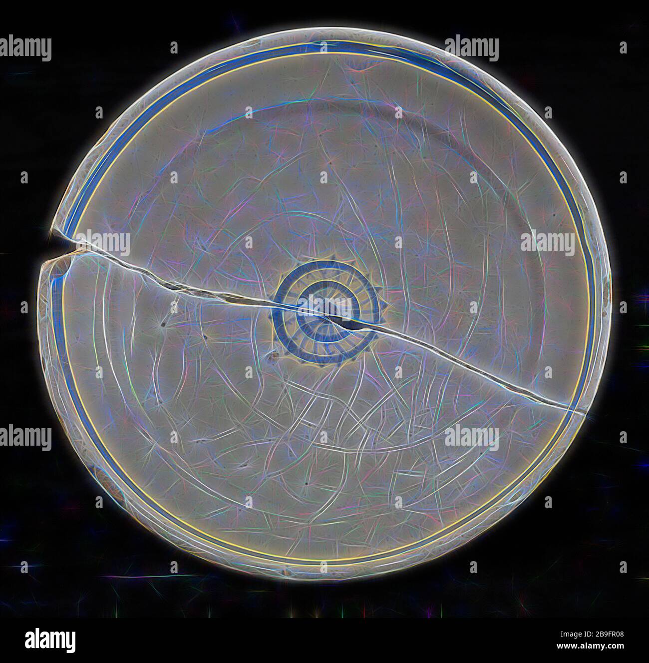 Fayence Schild auf dem stand, blau Dekor, kleine Rosette in der Mitte, blaue Verkleidung am Rande, Platte Geschirr halter Boden Keramik Steingut Glasur Glasur finden Zinn, von Hand gedreht gebackene dekoriert glasiert gebratene Fayence Platte auf kleinen ständigen Oberfläche stark gekrümmte Schale nur Kante am oberen flachen Schulter auf den Übergang auf die Flagge. Blaues Dekor auf weißem Fond. Kleine Rosette in der Mitte der Spiegel und blauen Streifen auf die Flagge. In der Roehre gekocht. Misbaksel Gericht ist in zwei während der zweiten Mal backen Archäologie Stadt Dreieck Rotterdam Rathaus indigenen Töpferei Kunsthandwerk Keramik Boden Entdeckung gebrochen: Pro Stockfoto