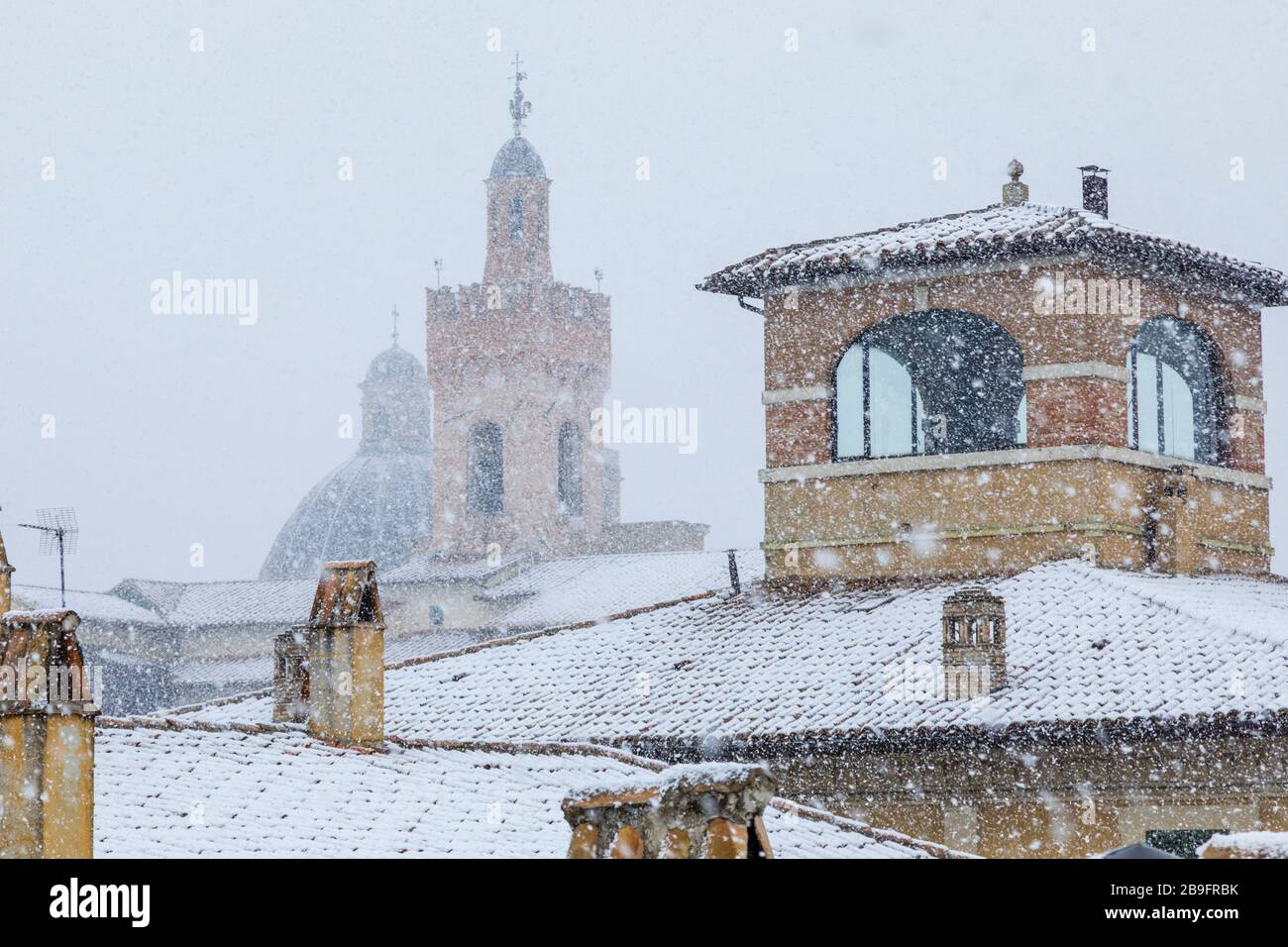 Auf den Dächern von Foligno, in der umbrischen Region Italiens, fällt unerwarteter Schnee Stockfoto