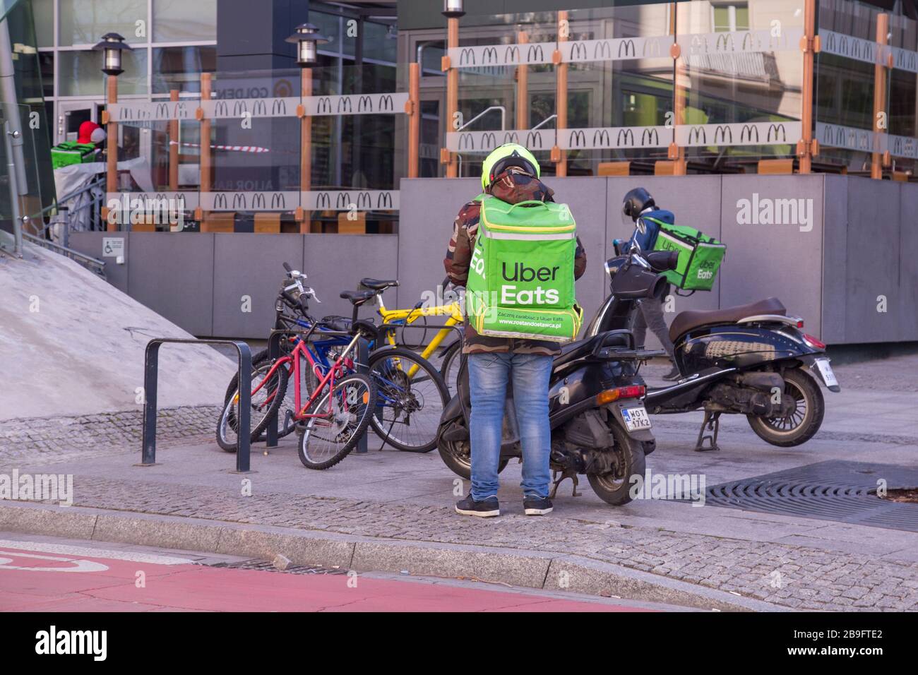 Leere, menschenleere Innenstadt von Warschau, Polen bei einer Coronavirus Pandemie - Uber isst Lieferung Stockfoto