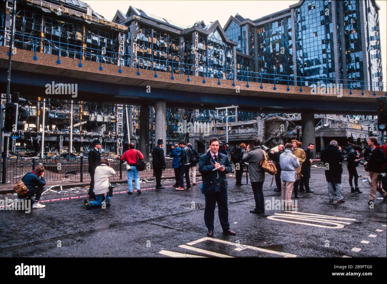 Journalisten besuchen die Szene des Bombenanschlags der Londoner Docklands vom 2. September 1996, nachdem die IRA eine Lastwagenbombe in South Quay detonierte und zwei tötete und Schäden im Wert von 150 Millionen £anrichtete. Stockfoto