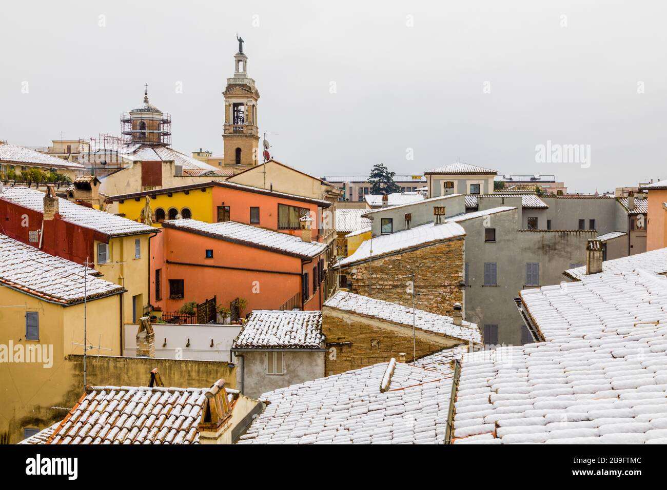 Auf den Dächern von Foligno, in der umbrischen Region Italiens, fällt unerwarteter Schnee Stockfoto