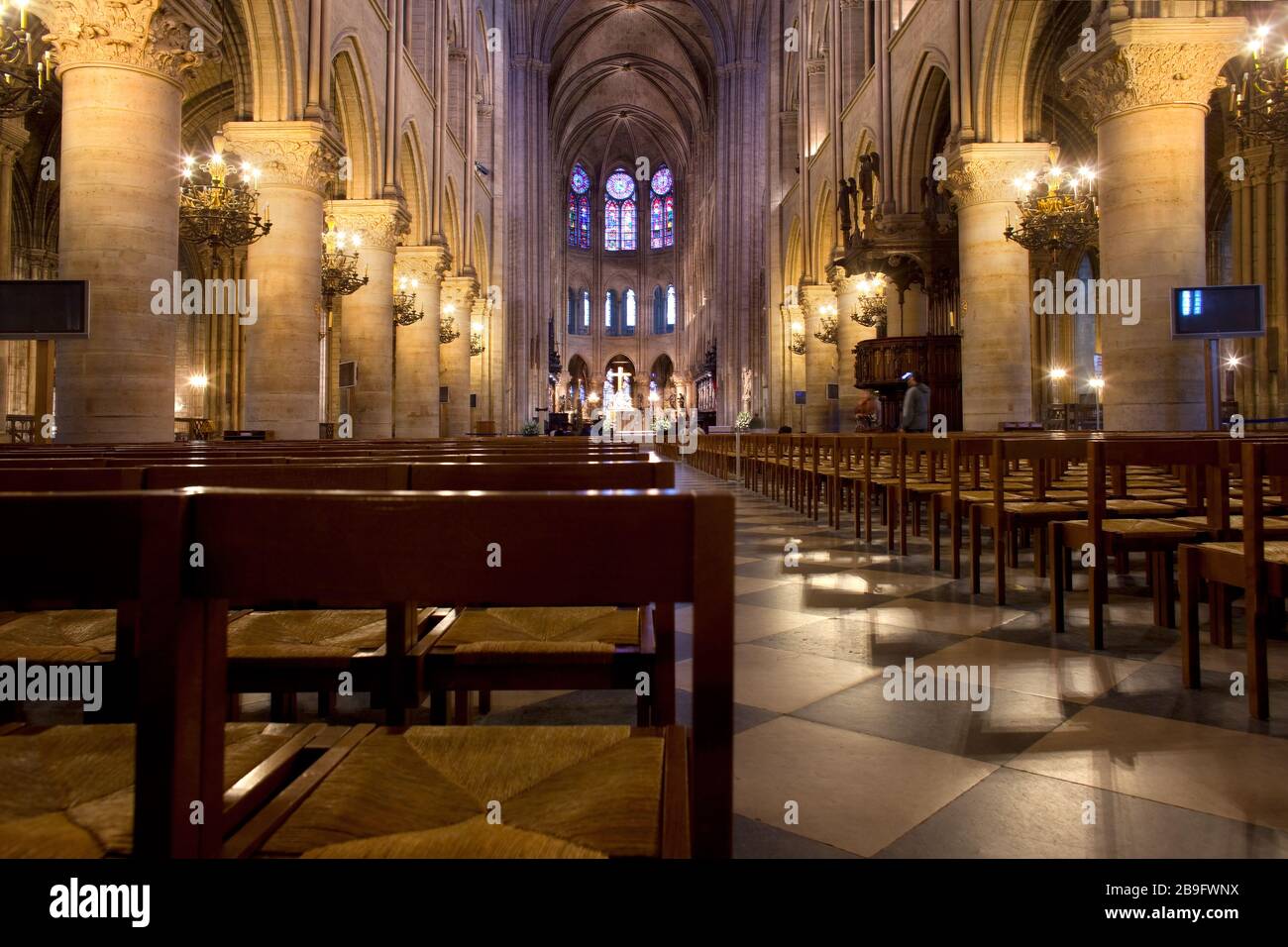 Paris, Ile de la Cite, Frankreich - leere Stühle im Inneren der Kathedrale Notre Dame. Stockfoto