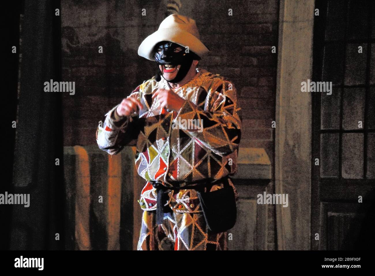 Karneval in Venedig 2010. Die Theaterkompanie von Ferrucci Soleri spielt Harlequin in der commedy der Diener zweier Meister des venezianischen Dramatikers Carlo Goldoni aus dem Jahr 1746. Commedia dell' arte. Stockfoto