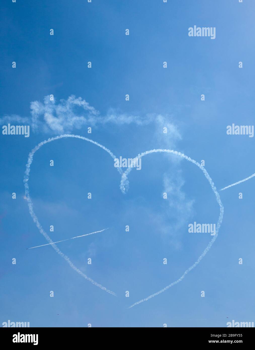 Ein Herz am Himmel, das vom Red Arrows Display-Team, Goodwood Festival of Speed 2018, aufgeführt wird Stockfoto