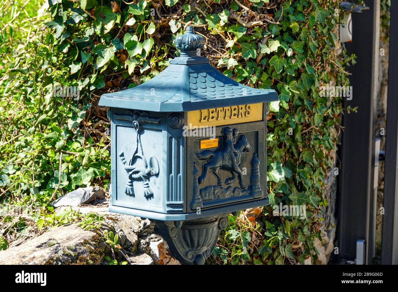 Postbox aus grünem Metall, Ariege, Frankreich Stockfoto