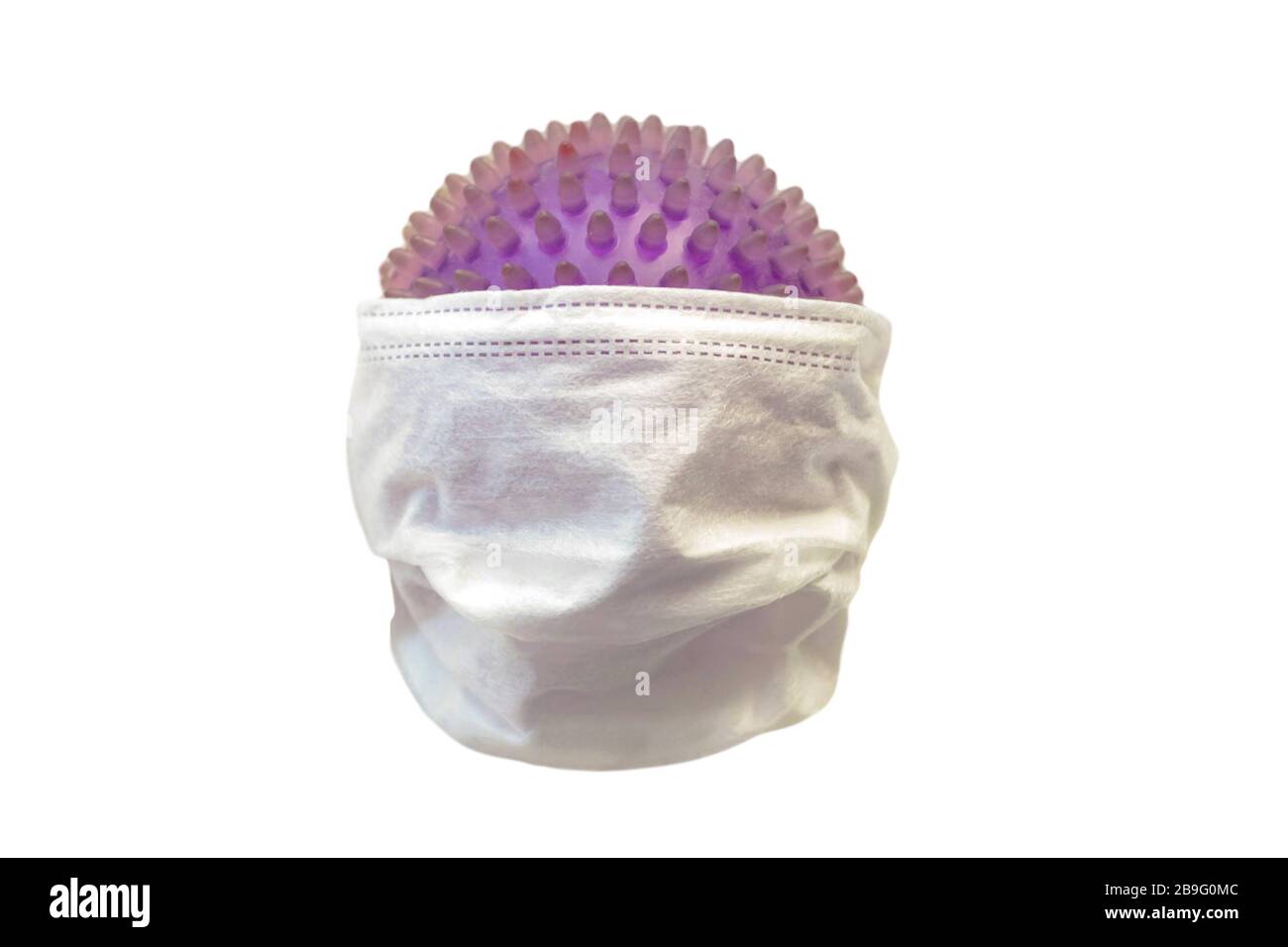 Virusmodell Coronavirus tragen eine medizinische Maske, die auf weißem Hintergrund isoliert ist. Pandemie im Gesundheitsschutz Stockfoto