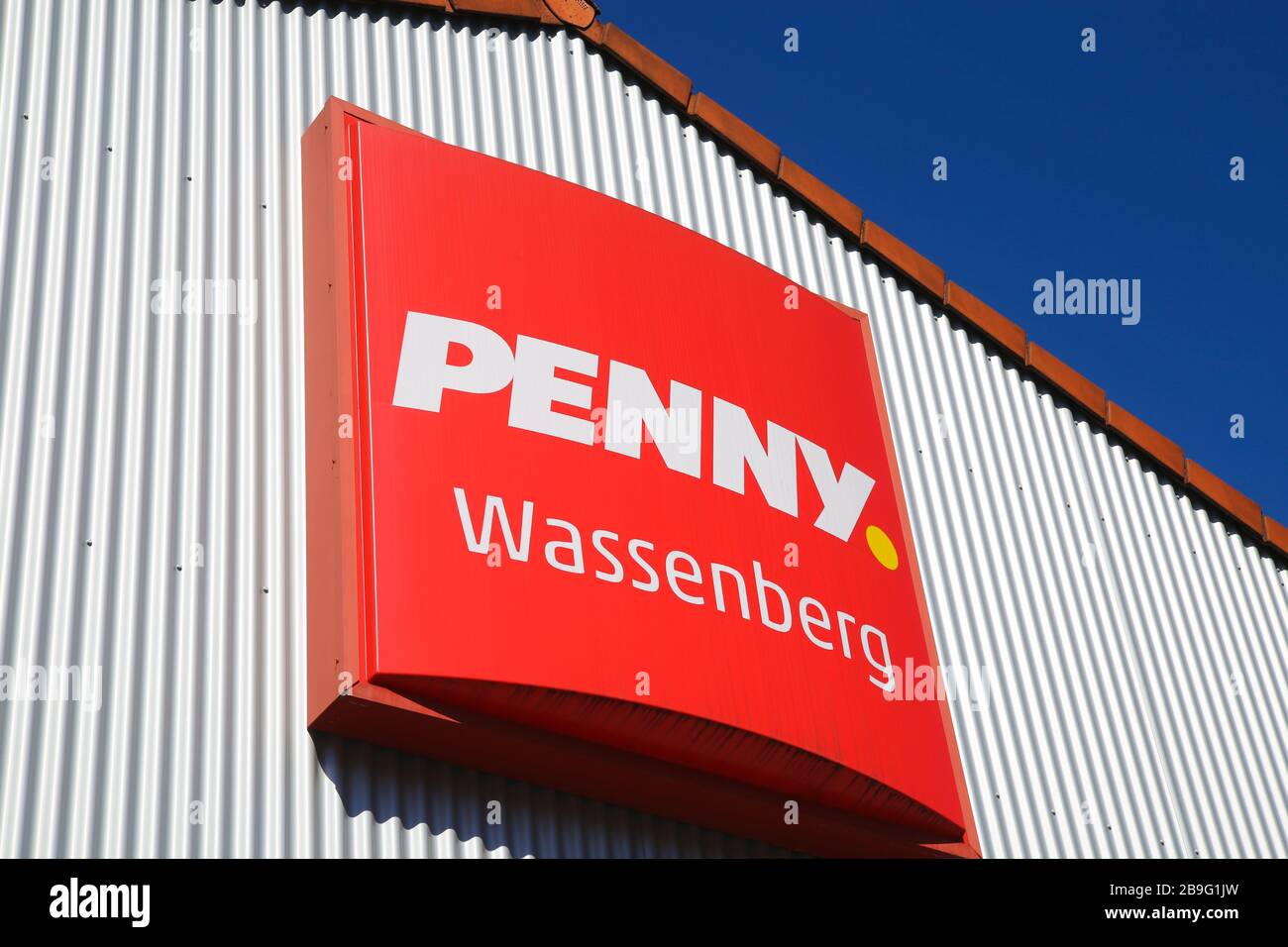 Wassenberg, Deutschland - 23. März. 2020: Nahaufnahme des isolierten Zeichens der deutschen Lebensmitteldiscounterkette Penny gegen den klaren blauen Himmel Stockfoto