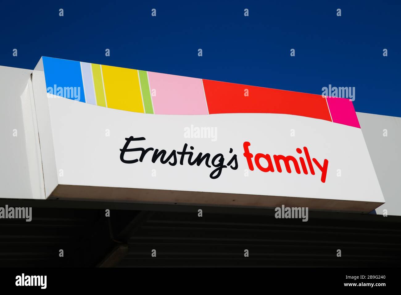 Heinsberg, Deutschland - 23. März. 2020: Nahaufnahme des isolierten Zeichens der discounter-kette der familie Ernstings (Ernstings) aus Nicht-Lebensmitteln gegen Clear Stockfoto