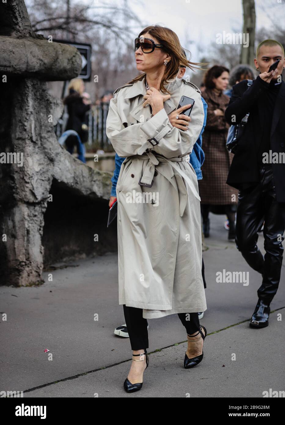PARIS, Frankreich - 1. März 2019: Carine Roitfeld auf der Straße in Paris. Stockfoto