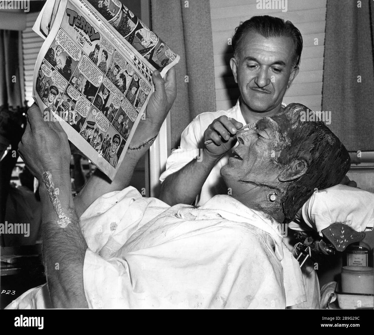 Make-Up Künstler JACK P. PIERCE arbeitet an GLENN STRANGE als Frankensteins Monster für DAS HAUS VON DRACULA 1945 Regisseur ERLE C. KENTON Universal Pictures Stockfoto