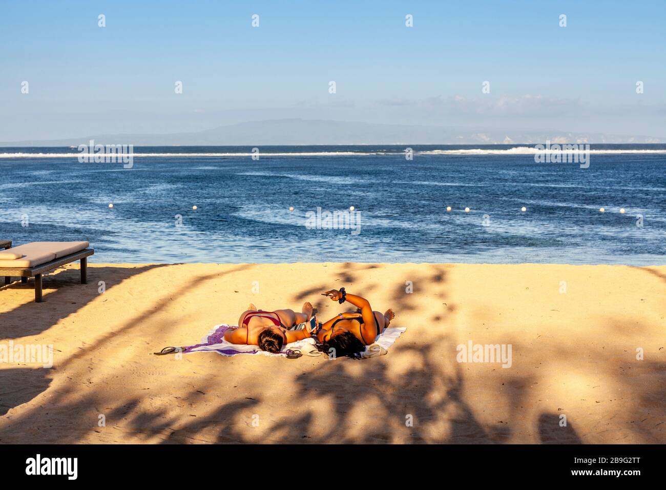 Sonnenbaden Am Strand, Sanur Beach, Bali, Indonesien. Stockfoto