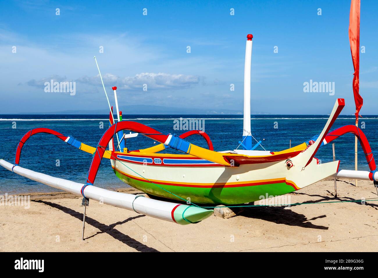 Ein traditionelles Segelboot aus Jukung am Strand von Sanur, Bali, Indonesien. Stockfoto