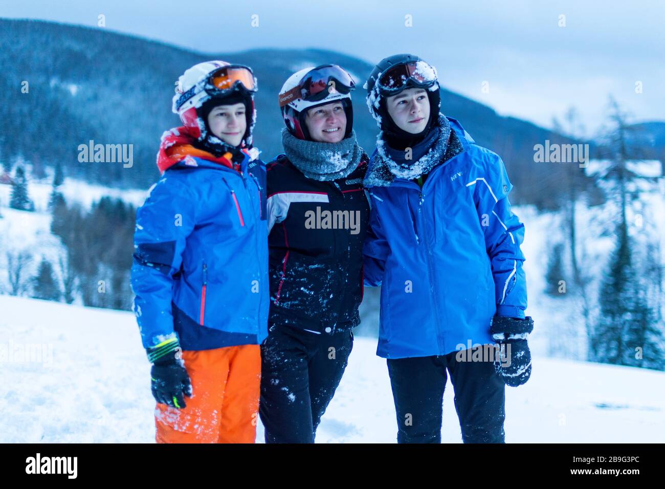 Dreiköpfige Familie auf dem winterlichen Berg Stockfoto